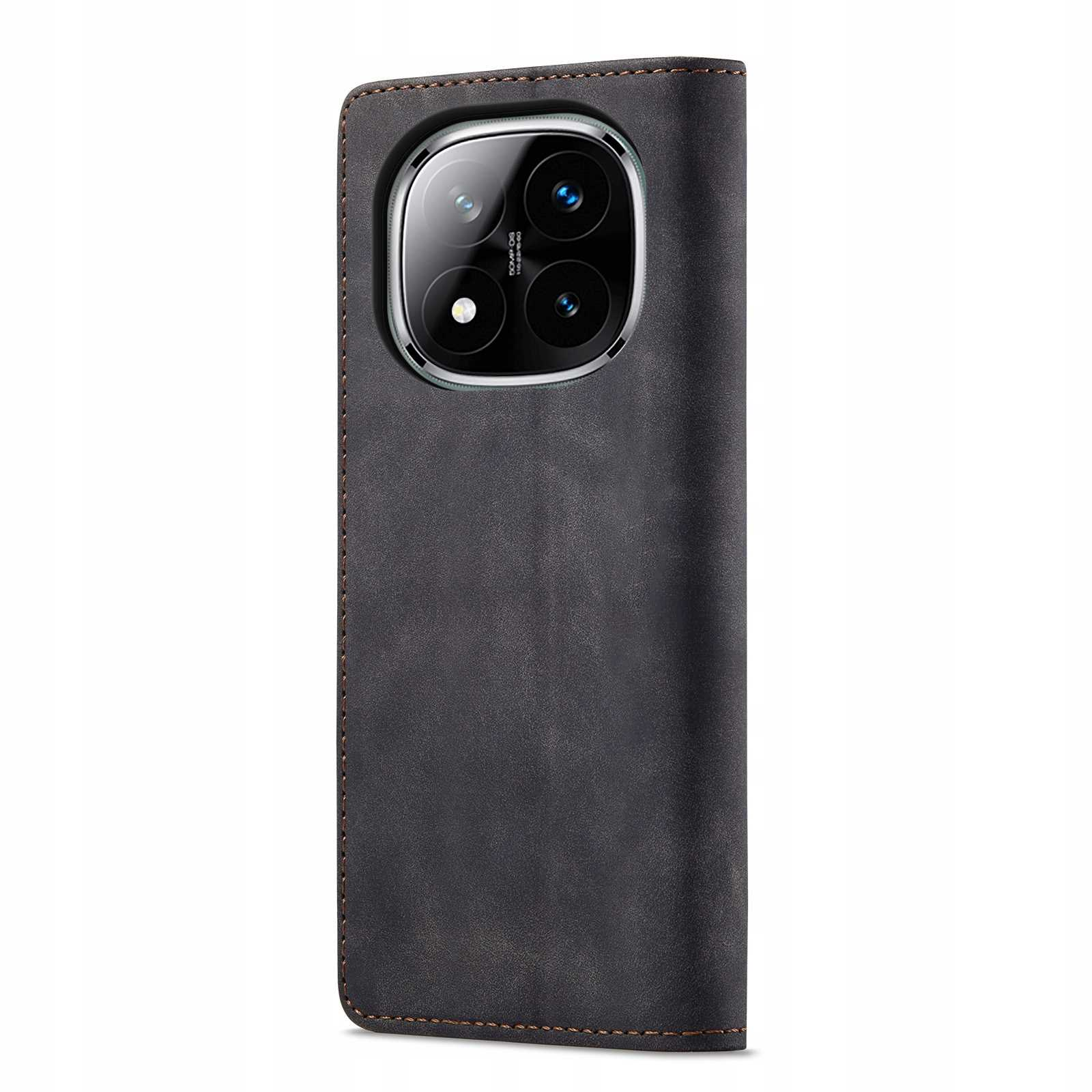 Czarne skórzane etui na telefon, zamknięte. Tył pokazuje wybrzuszenie aparatu. Szwy brązowe.