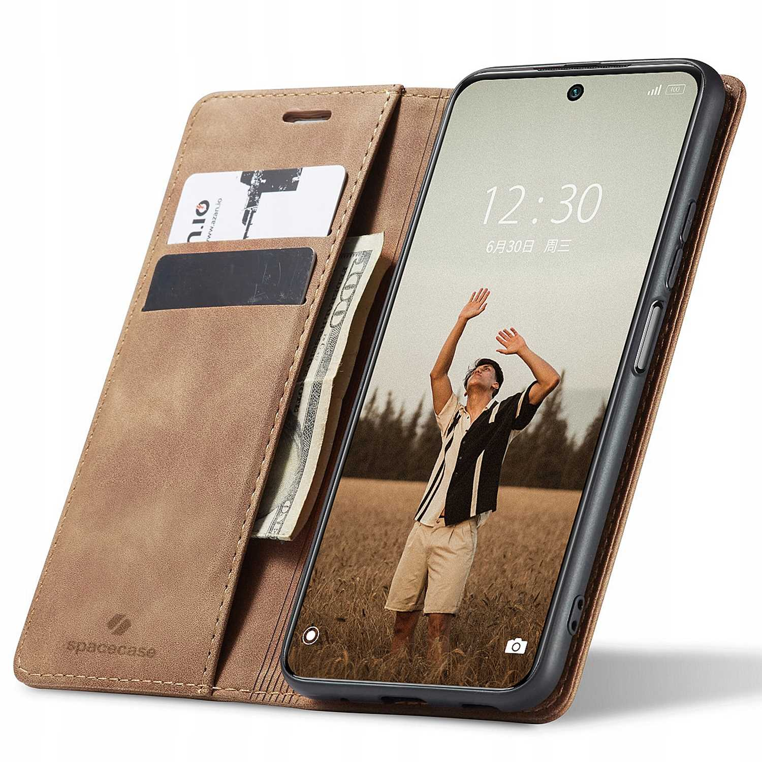 Brązowe skórzane etui na telefon otwarte, ukazujące ekran telefonu, pieniądze i karty.
