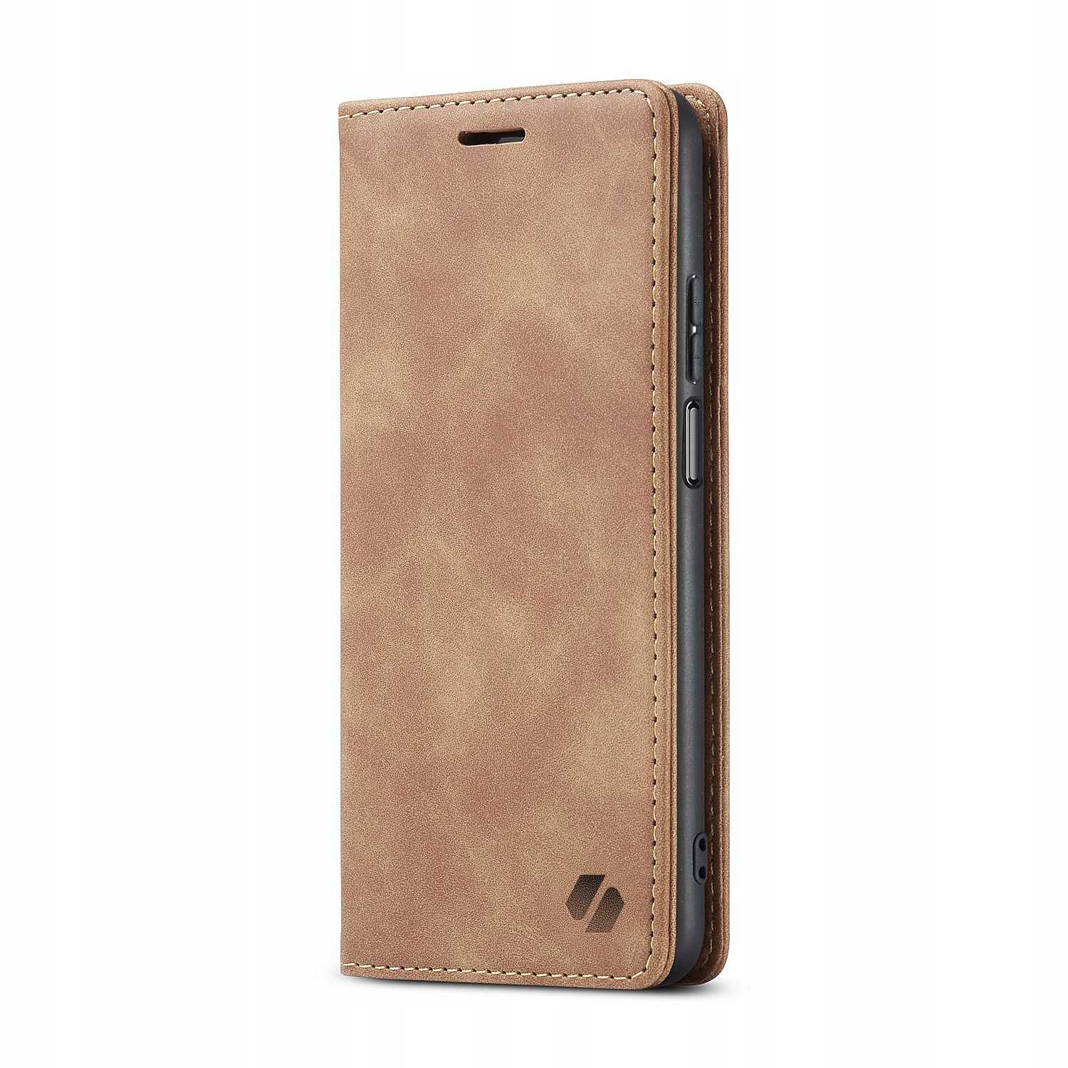 Brązowe etui na telefon zamknięte. Etui jest brązowe z przeszyciami. Na dole znajduje się logo.