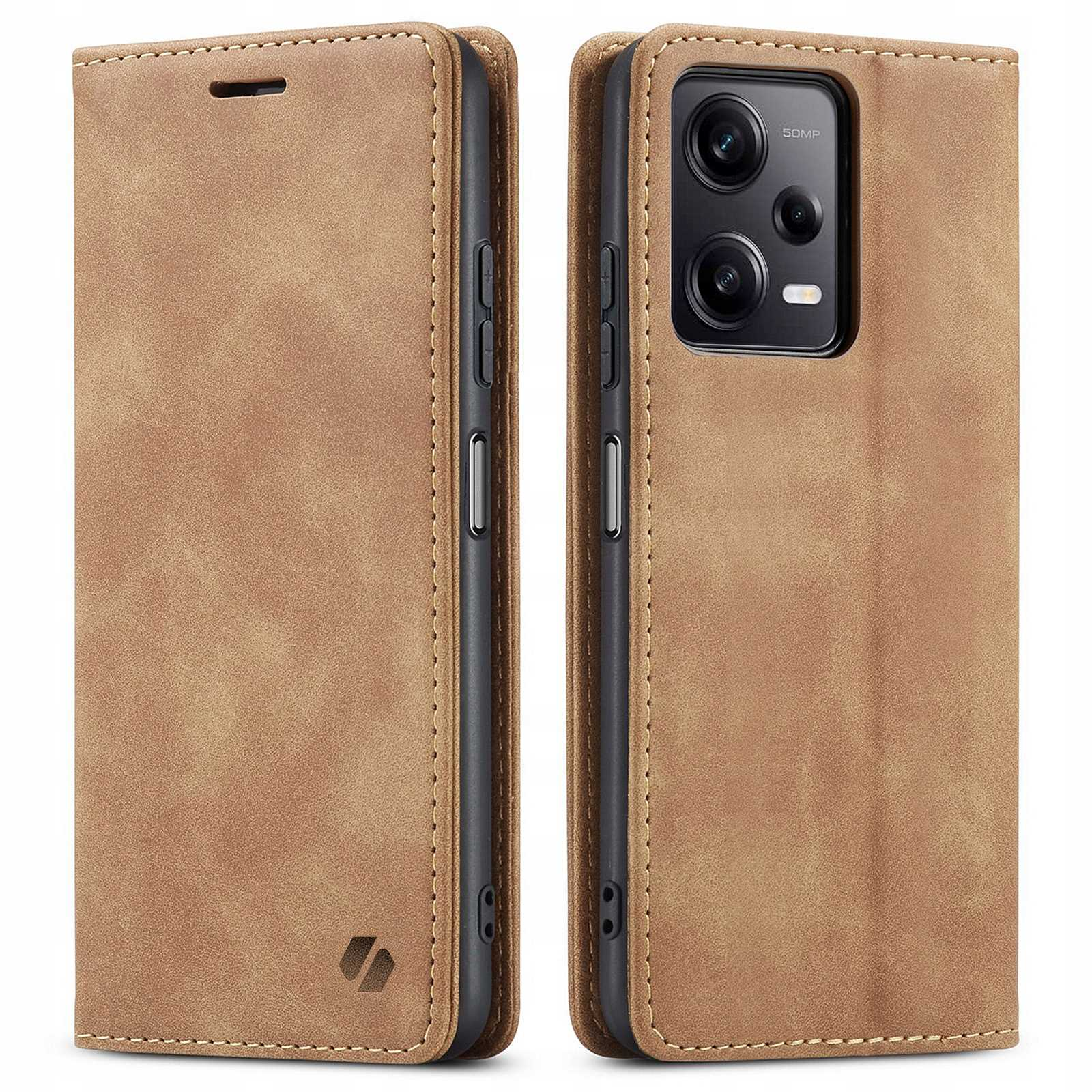 Brązowe etui na telefon, zamknięte. Etui ma logo i szwy. Tło jest białe.