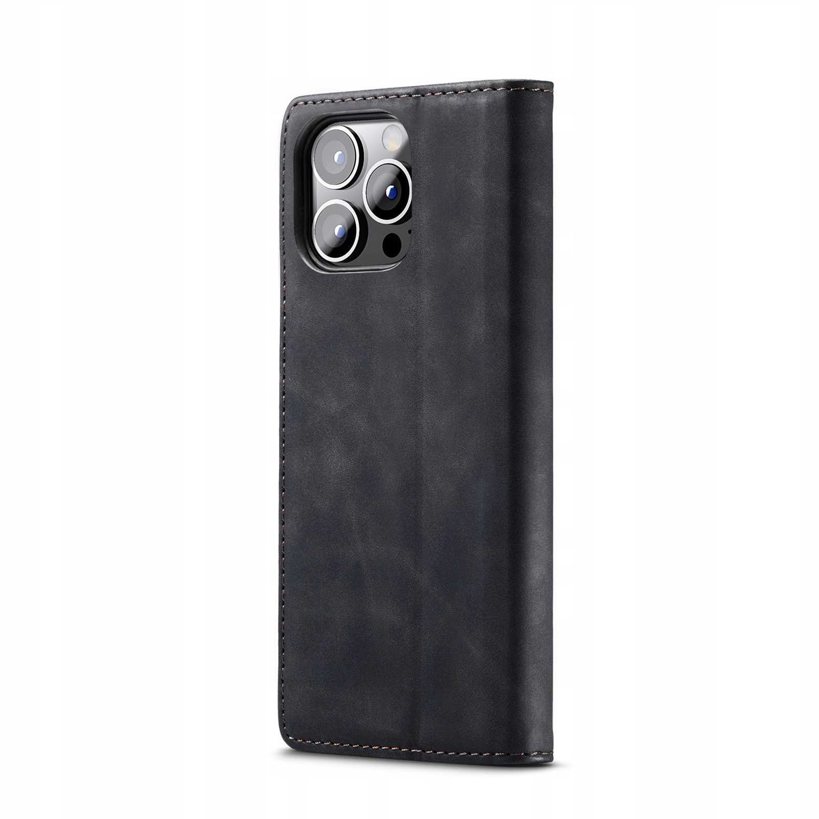 Zamknięte czarne etui na telefon. Etui ma trzy obiektywy aparatu z tyłu. Tło jest białe.