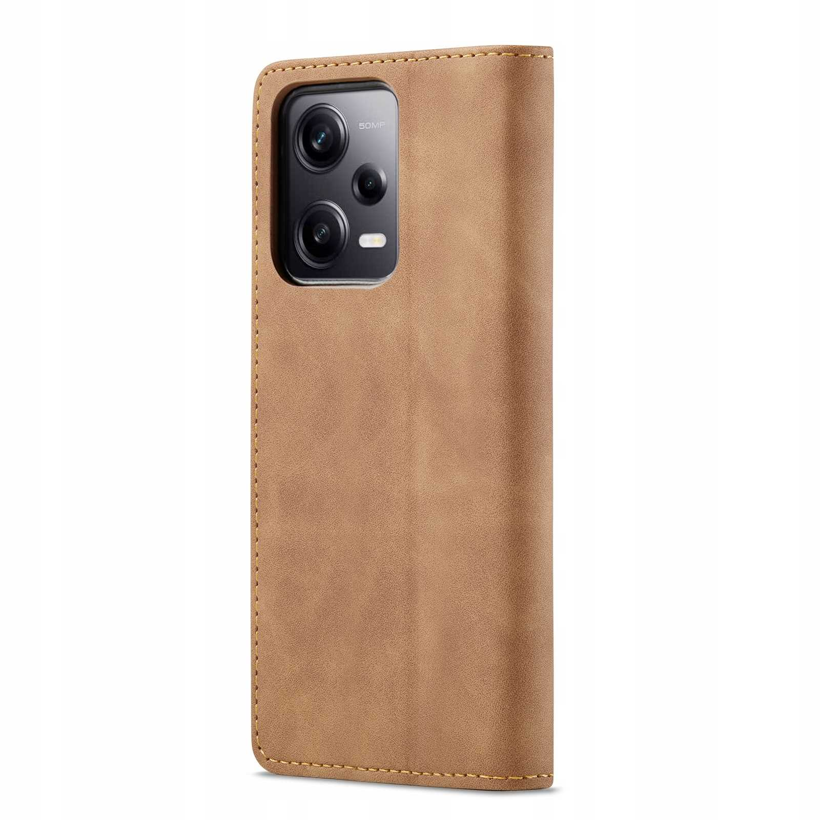Jasnobrązowe skórzane etui na telefon, zamknięte. Telefon jest widoczny. Przeszycia biegną wzdłuż krawędzi.