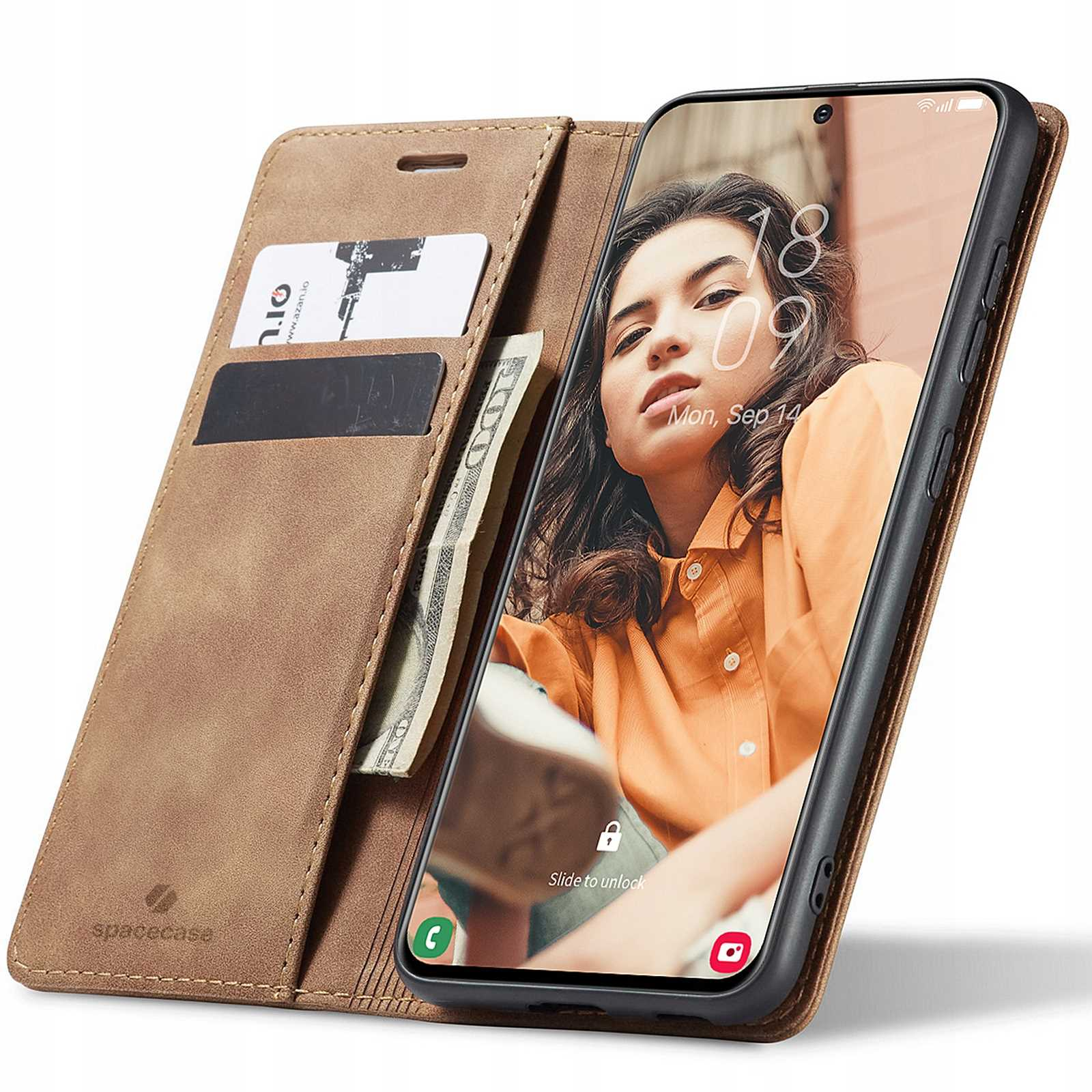 Jasnobrązowe etui, otwarte, z kartami, gotówką i telefonem. Telefon pokazuje kobietę i datę.