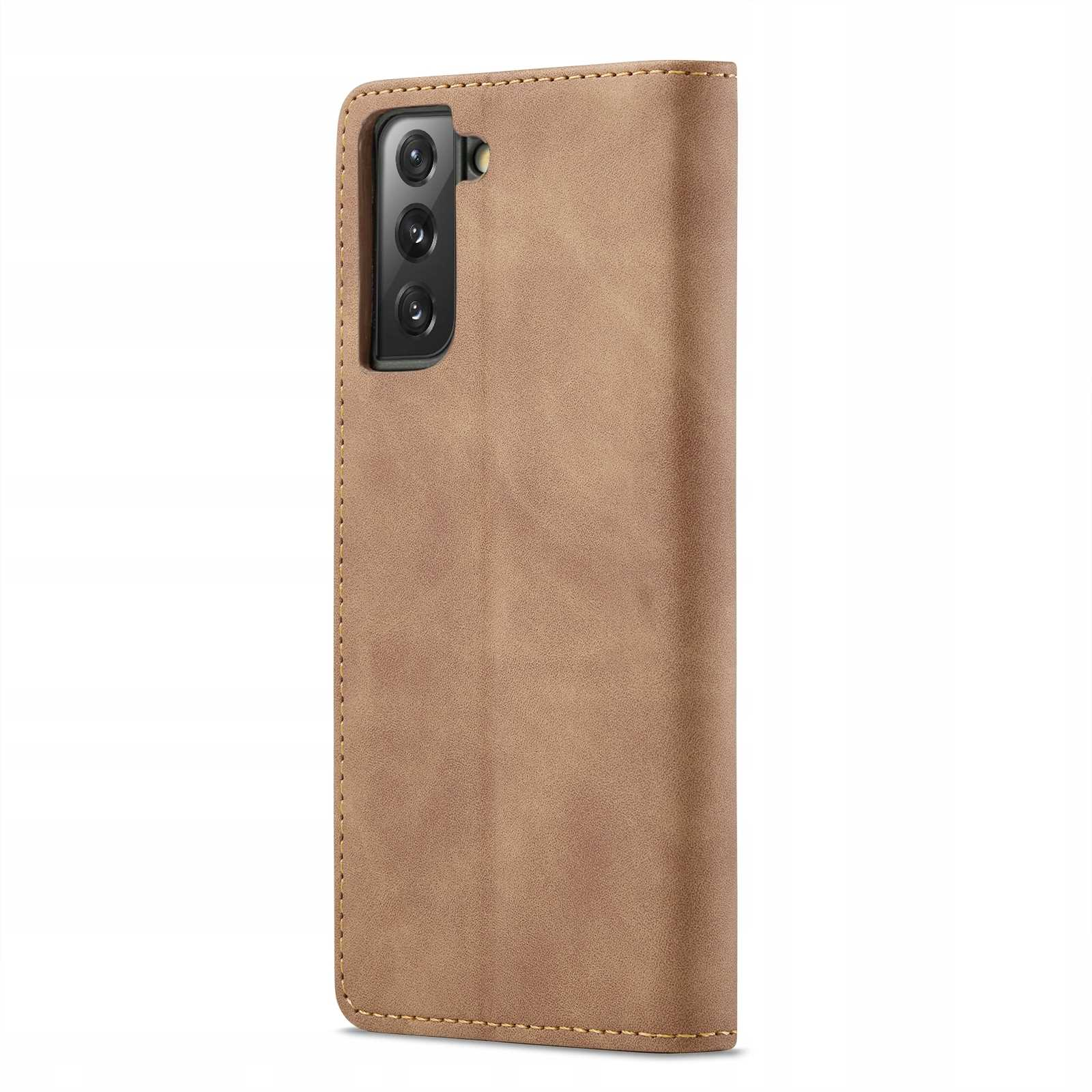 Brązowe etui na telefon, częściowo otwarte, pokazujące telefon z aparatem. Tło jest białe.