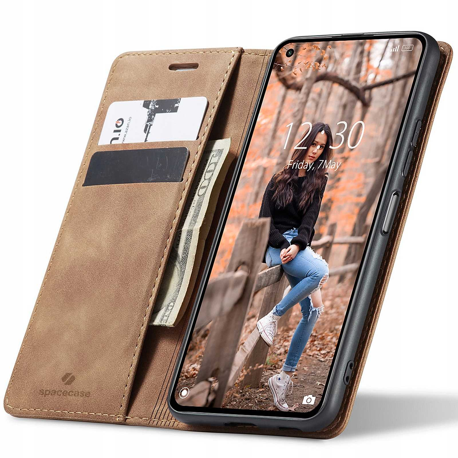 Etui na telefon jest otwarte, pokazując telefon z kobietą na ekranie, kartami i pieniędzmi. To brązowe etui.