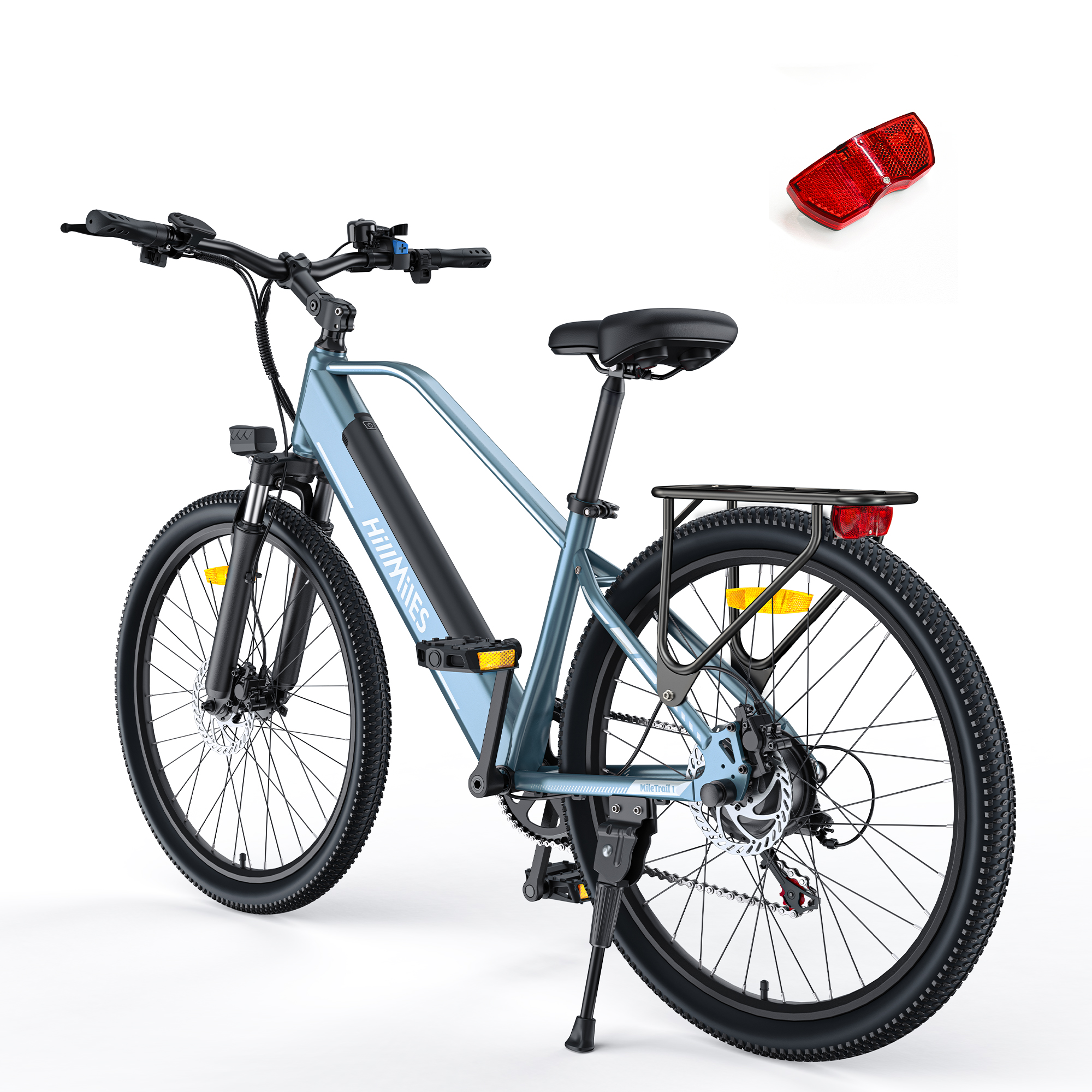 Niebieski rower elektryczny z czarnymi oponami. Czerwony odblask z tyłu. Białe tło.