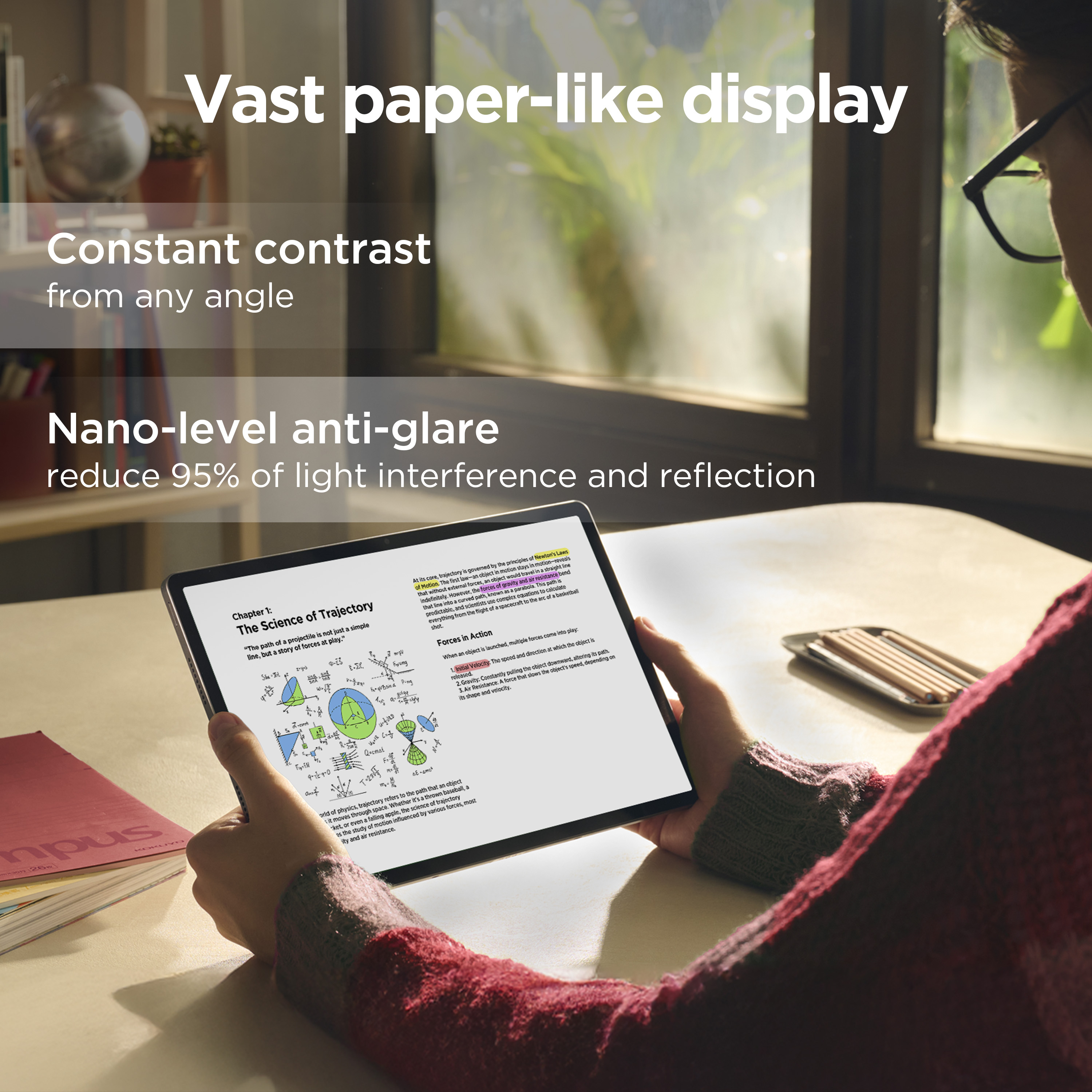 Persona che tiene in mano un tablet con testo sulla scienza, con una finestra sullo sfondo.