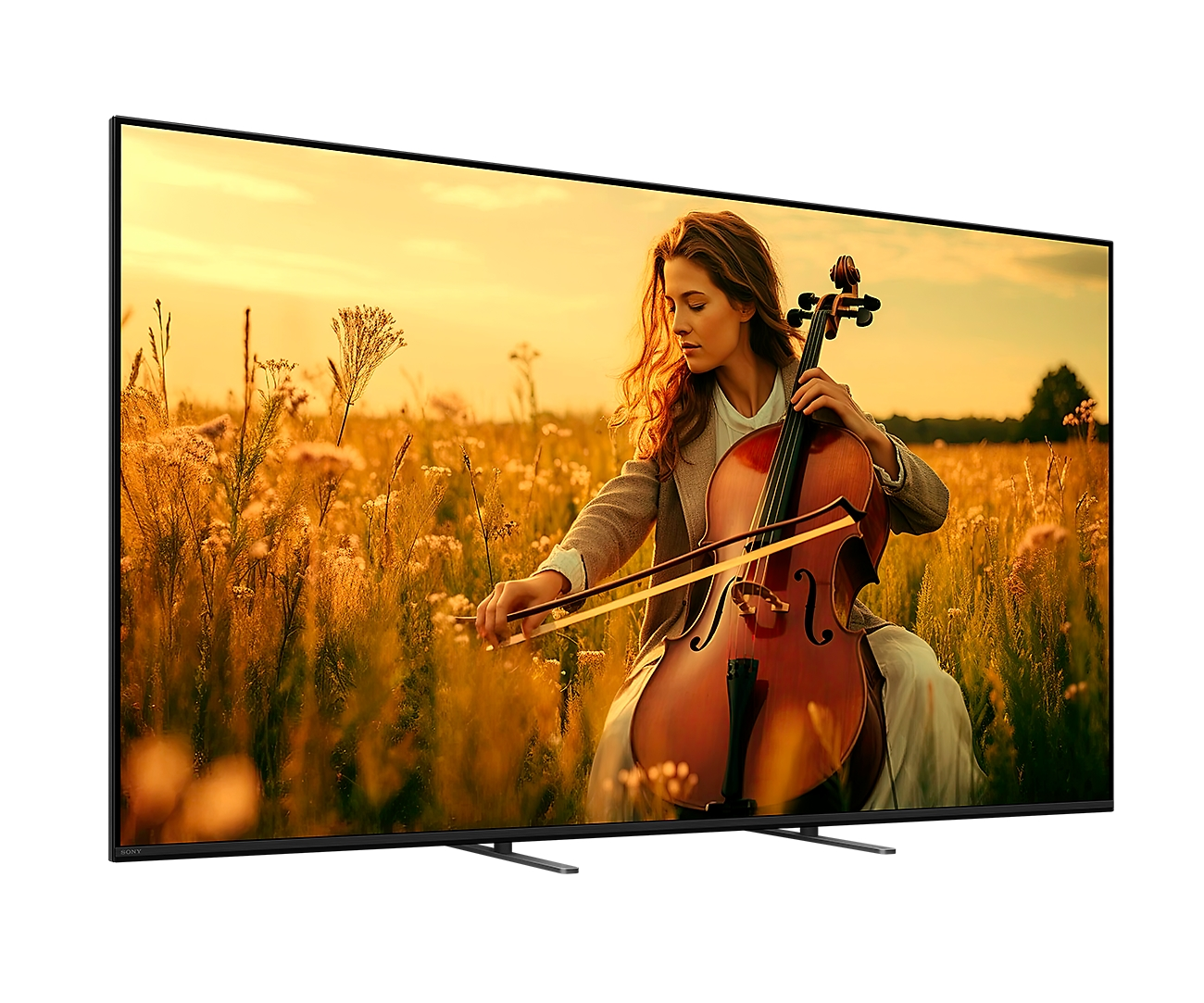 Kobieta grająca na wiolonczeli na polu z wysoką trawą przed dużym telewizorem.