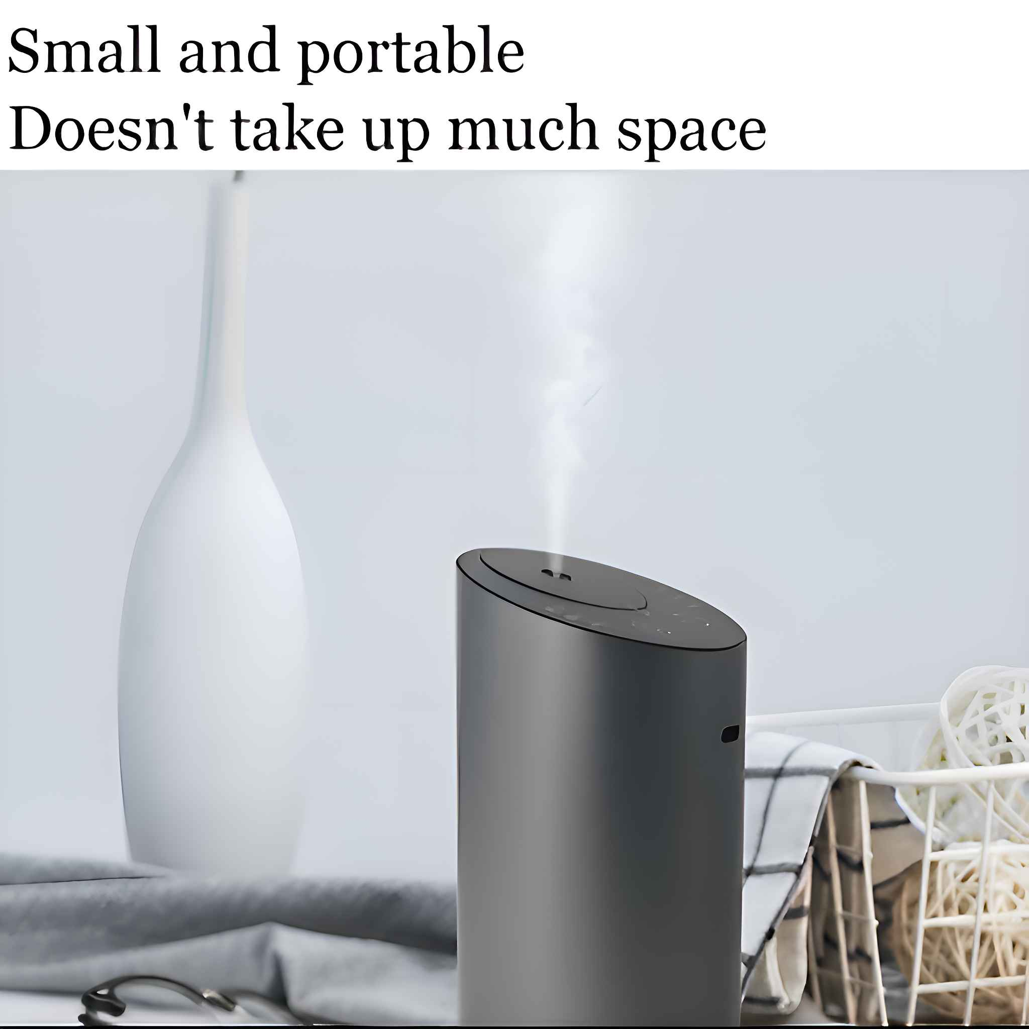 Ein grauer Luftbefeuchter mit einer weißen Vase und einem Korb im Hintergrund, der Dampf abgibt.
