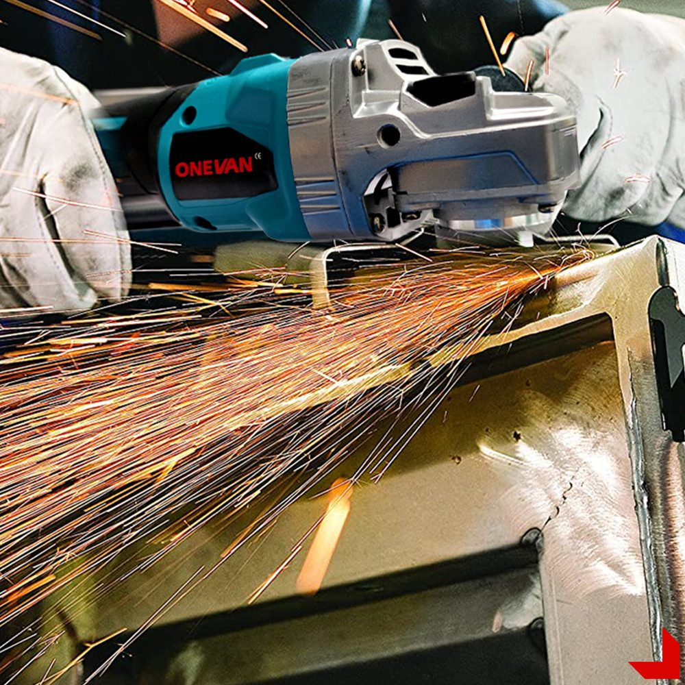Ein Elektrowerkzeug schleift Metall, mit fliegenden Funken. Eine Person trägt Handschuhe.
