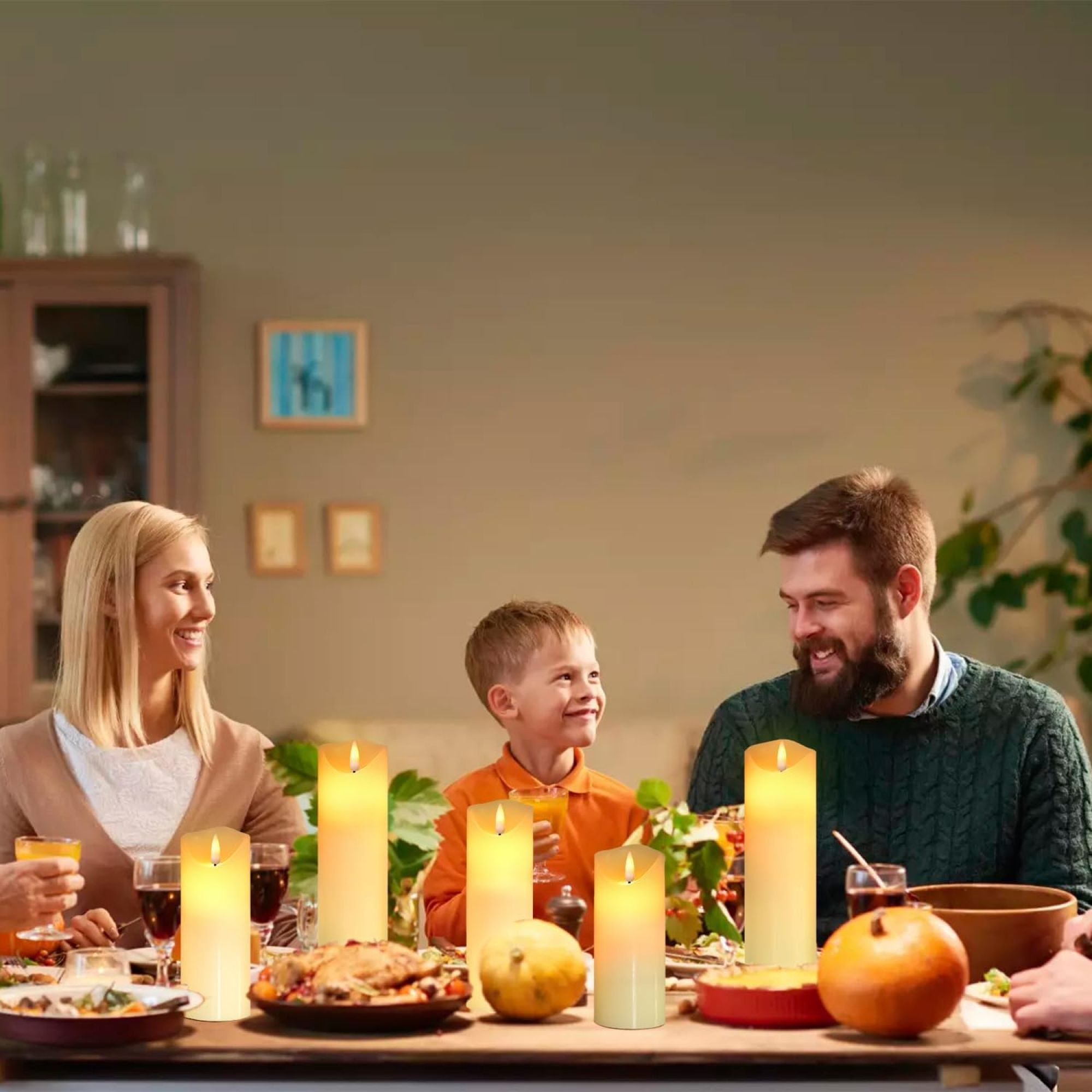 Familie an einem Tisch mit Kerzen und Essen, die sich anlächeln. Warme Beleuchtung.