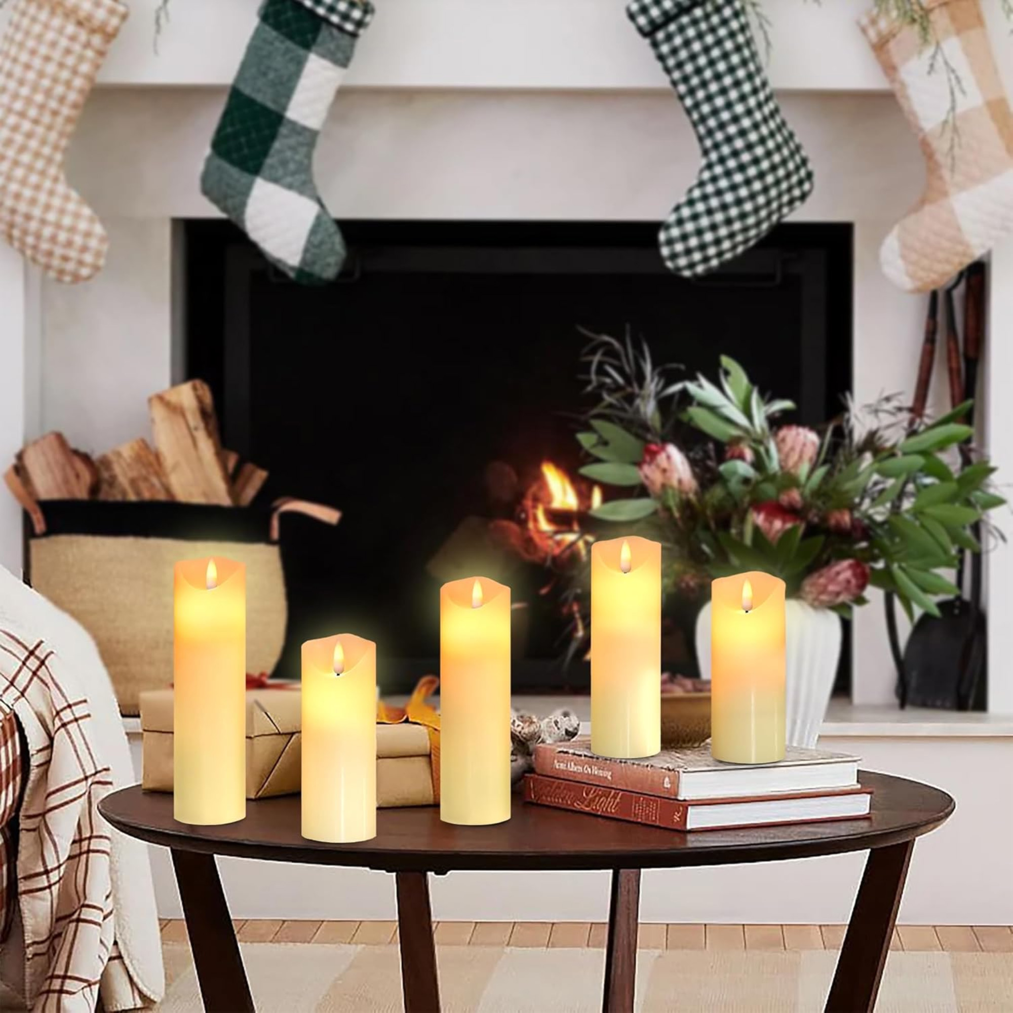Fünf Kerzen auf einem Tisch, mit Weihnachtsstrümpfen und einem Kamin im Hintergrund. Warmes Leuchten von den Kerzen.