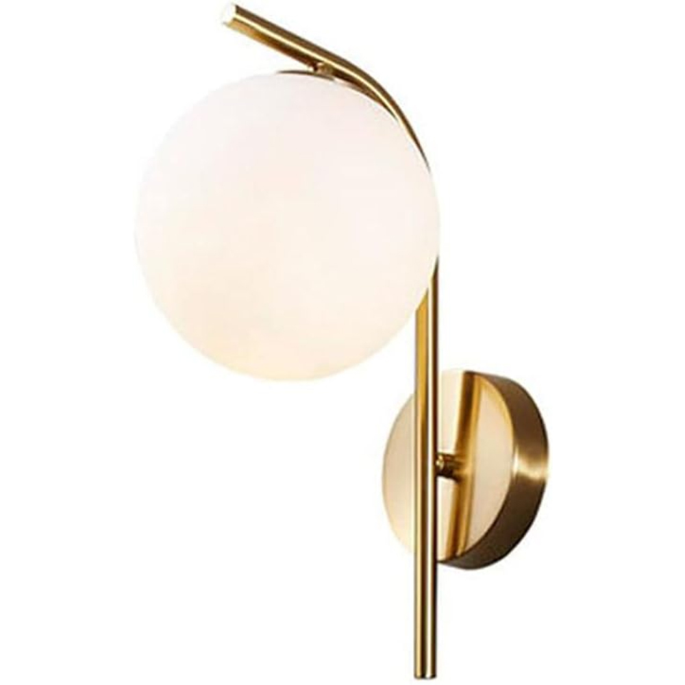 Eine goldene Wandleuchte mit einem weißen kugelförmigen Licht. Die Lampe hat einen gebogenen Arm und einen kreisförmigen Sockel.
