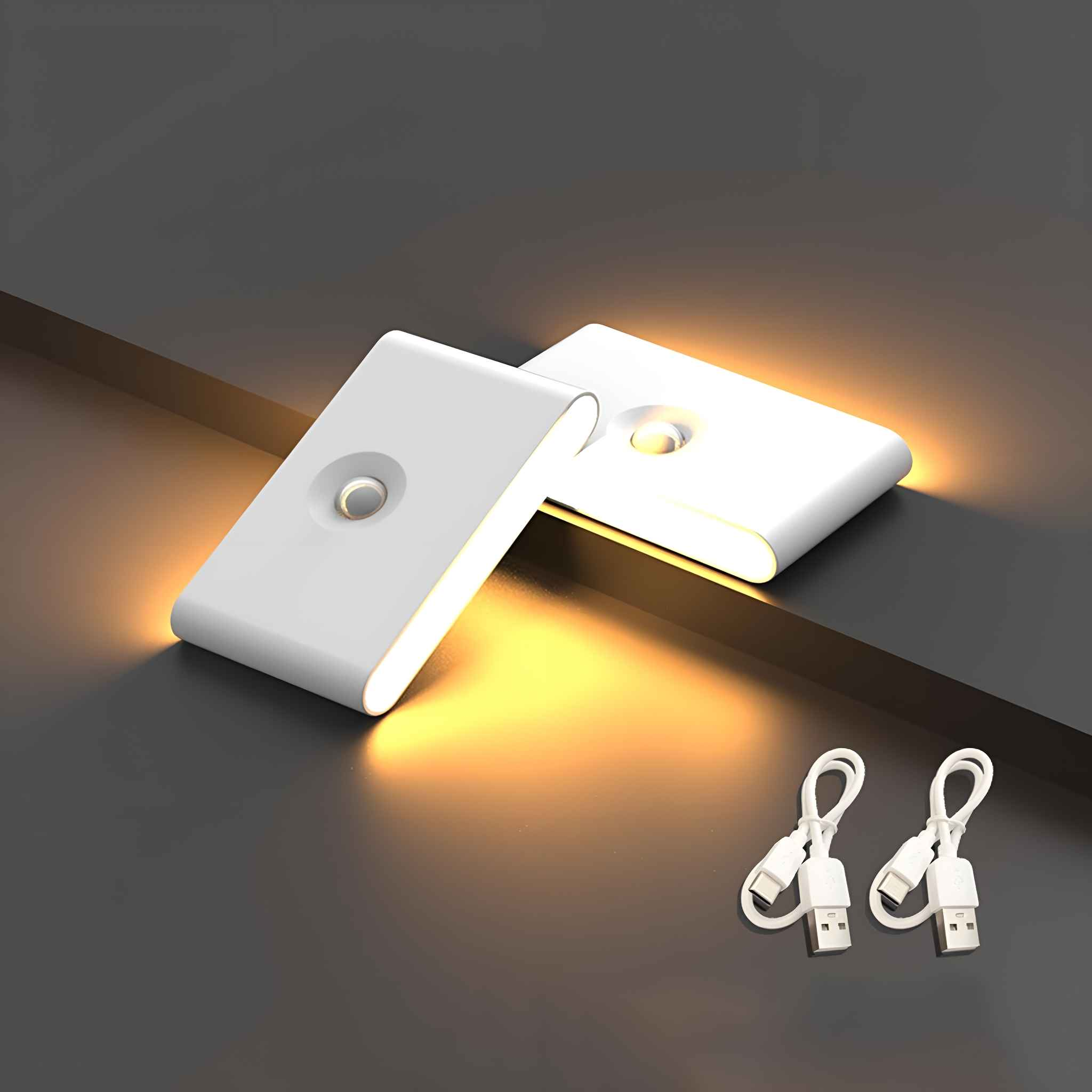 Zwei weiße, rechteckige LED-Leuchten auf dunkler Oberfläche, mit zwei USB-Kabeln. Die Lichter leuchten.