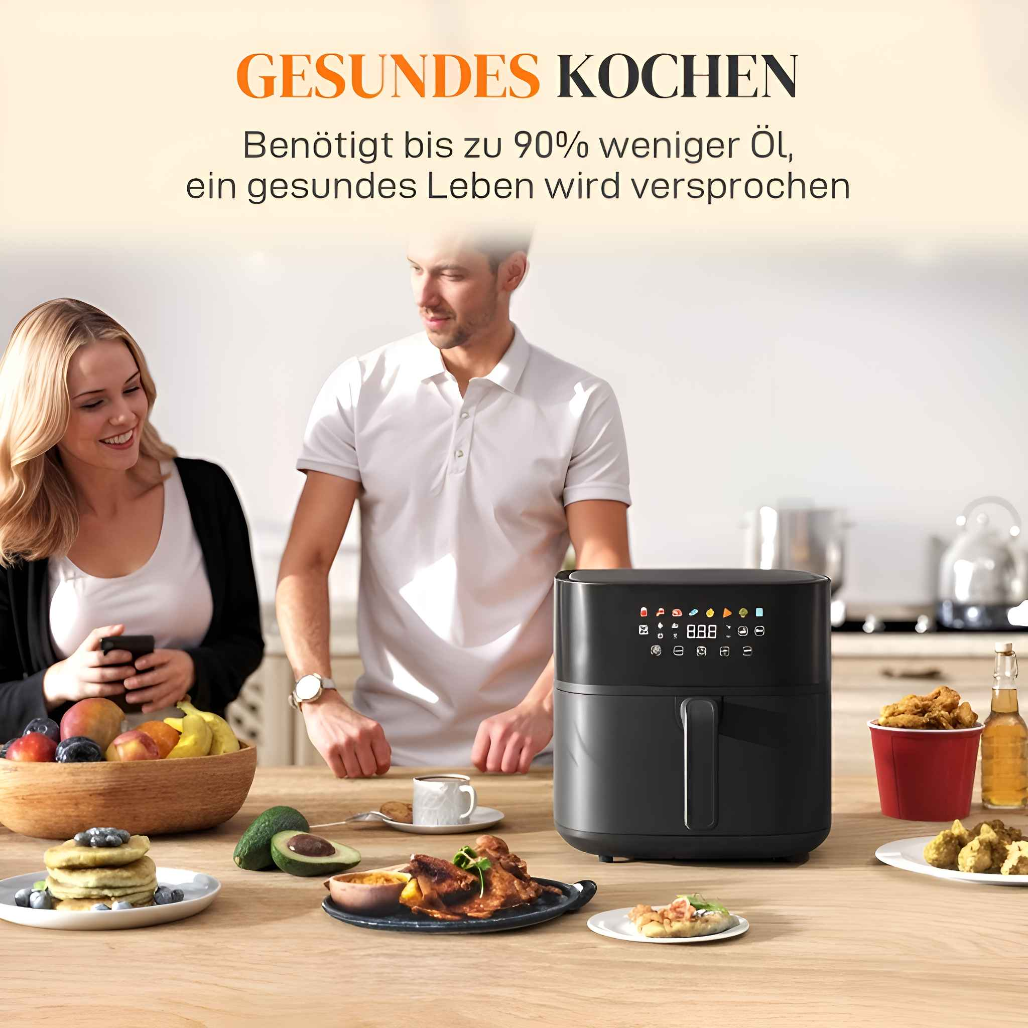 Ein Paar bereitet eine Mahlzeit mit einer schwarzen Heißluftfritteuse zu, verschiedene Lebensmittel auf dem Tisch. Text: Gesundes Kochen.