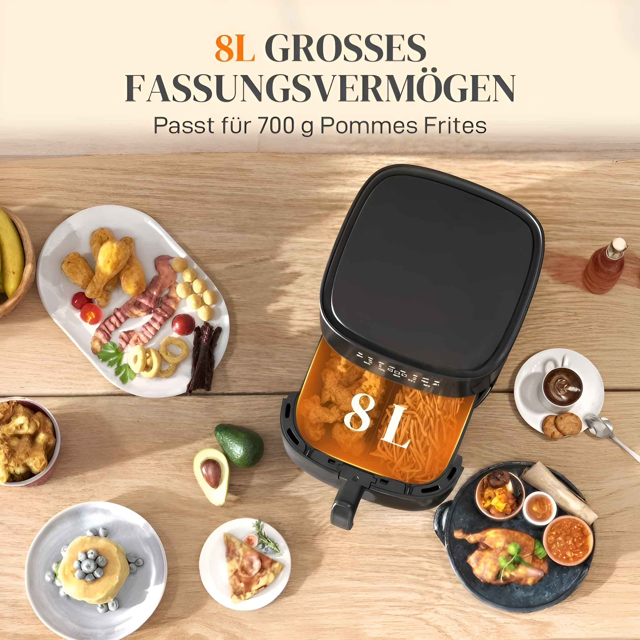 Schwarze Heißluftfritteuse mit offenem Korb, gefüllt mit Essen. Verschiedene Teller mit Essen darum. Text: 8L Kapazität.