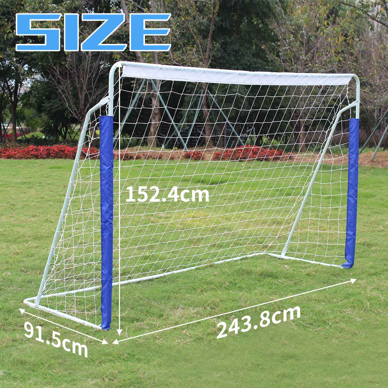 Fußballtor auf Gras, mit Beschriftungen: 91,5 cm, 152,4 cm und 243,8 cm. Text: GRÖSSE.