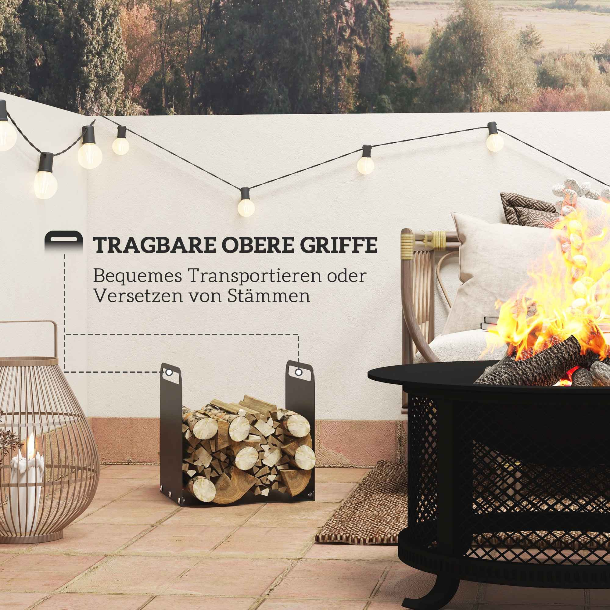 Schwarzer Metall-Holzhalter mit Holz, auf Terrasse mit Lichterketten und Feuerstelle.