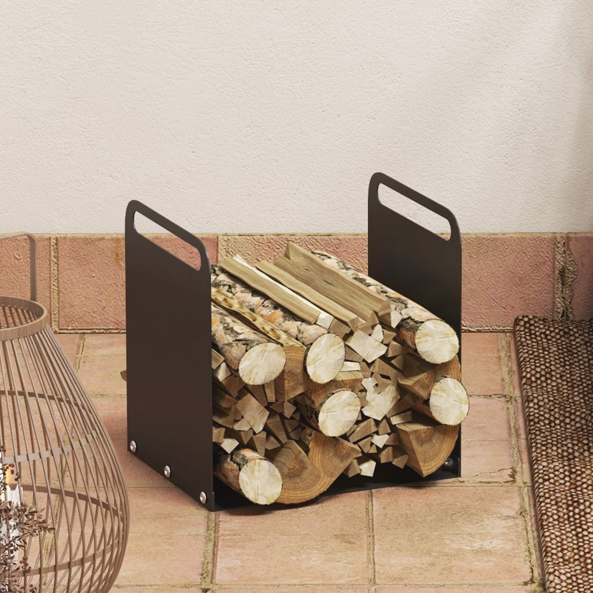 Schwarzer Metall-Holzhalter mit Holz gefüllt, auf einer Ziegelterrasse platziert.