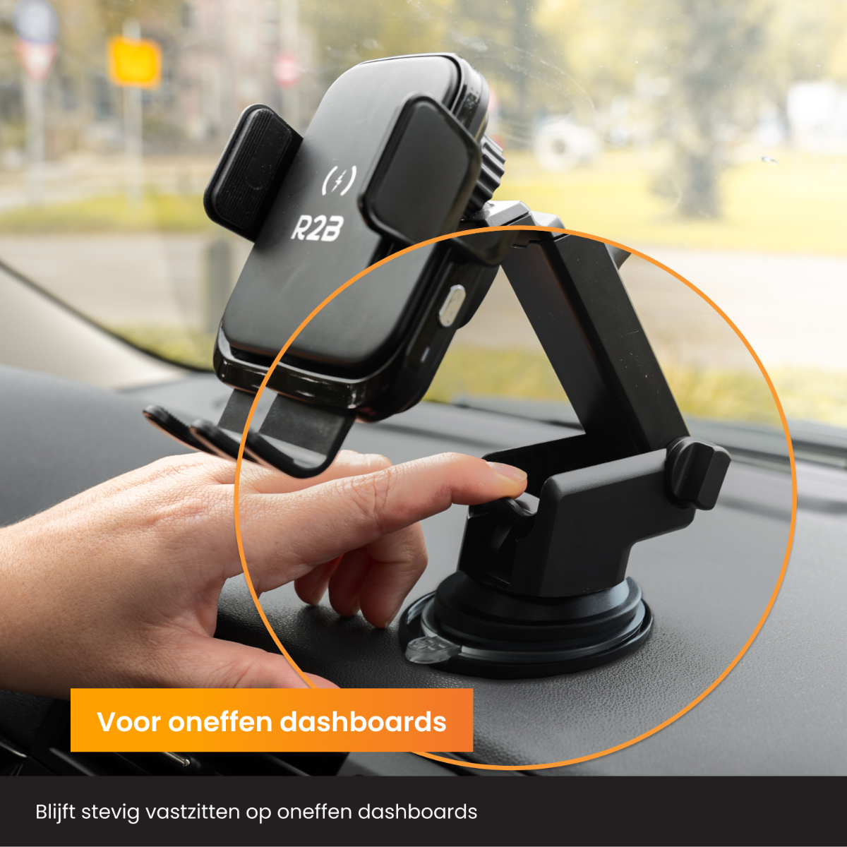 Hand drückt eine Telefonhalterung auf dem Armaturenbrett eines Autos. Text: 'Voor oneffen dashboards'.