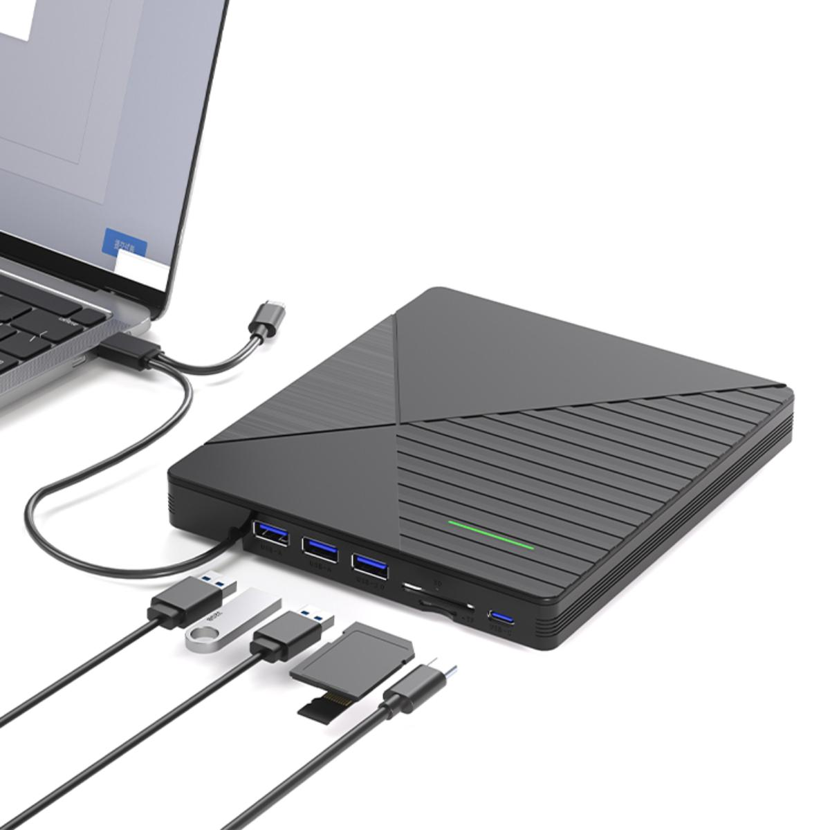 Ein schwarzes externes optisches Laufwerk, das mit einem Laptop verbunden ist, mit verschiedenen USB-Geräten und einem SD-Kartenleser.