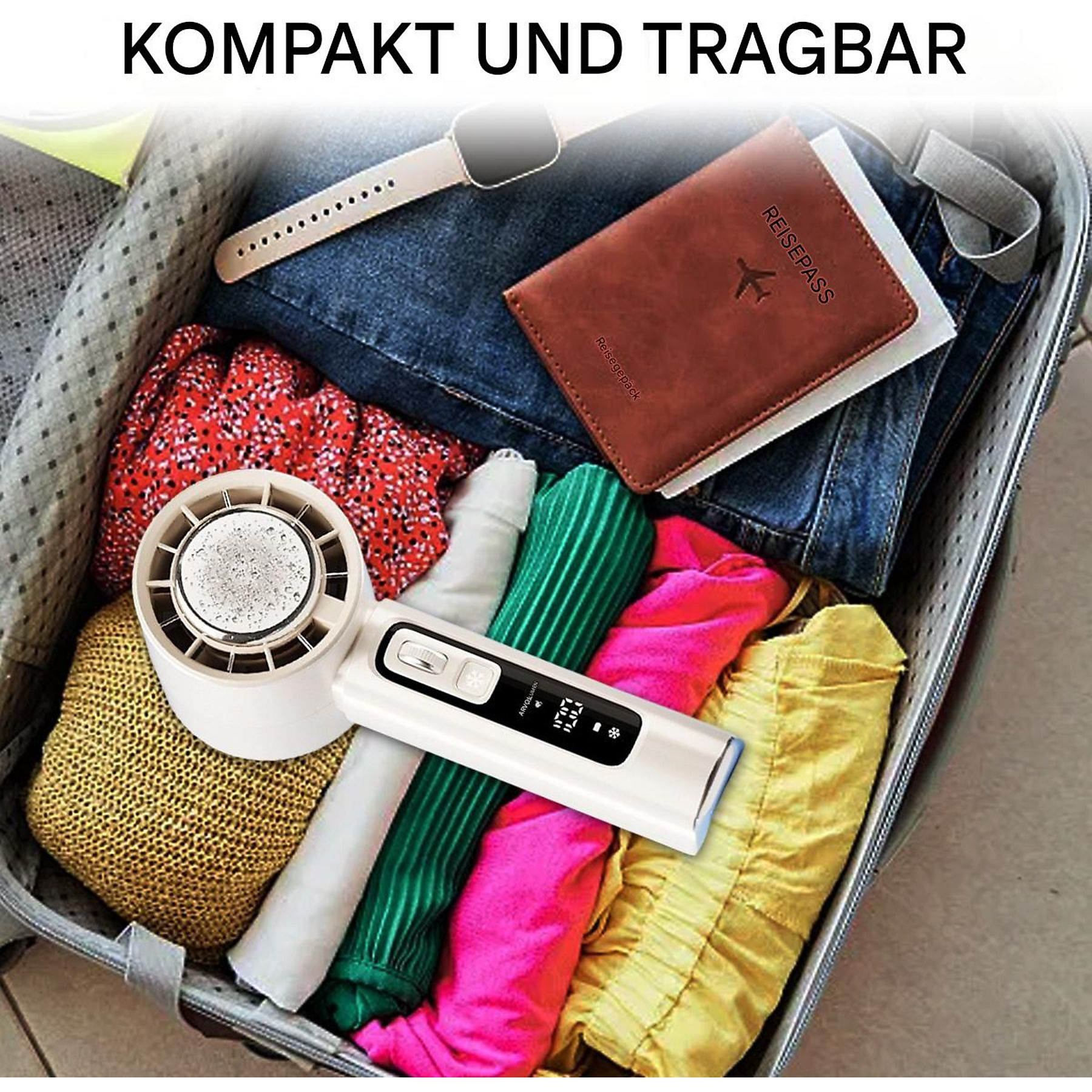 Ein Koffer ist geöffnet und mit Kleidung, einem Reisepass und einem weißen Handventilator gepackt. Der Ventilator hat eine Digitalanzeige.