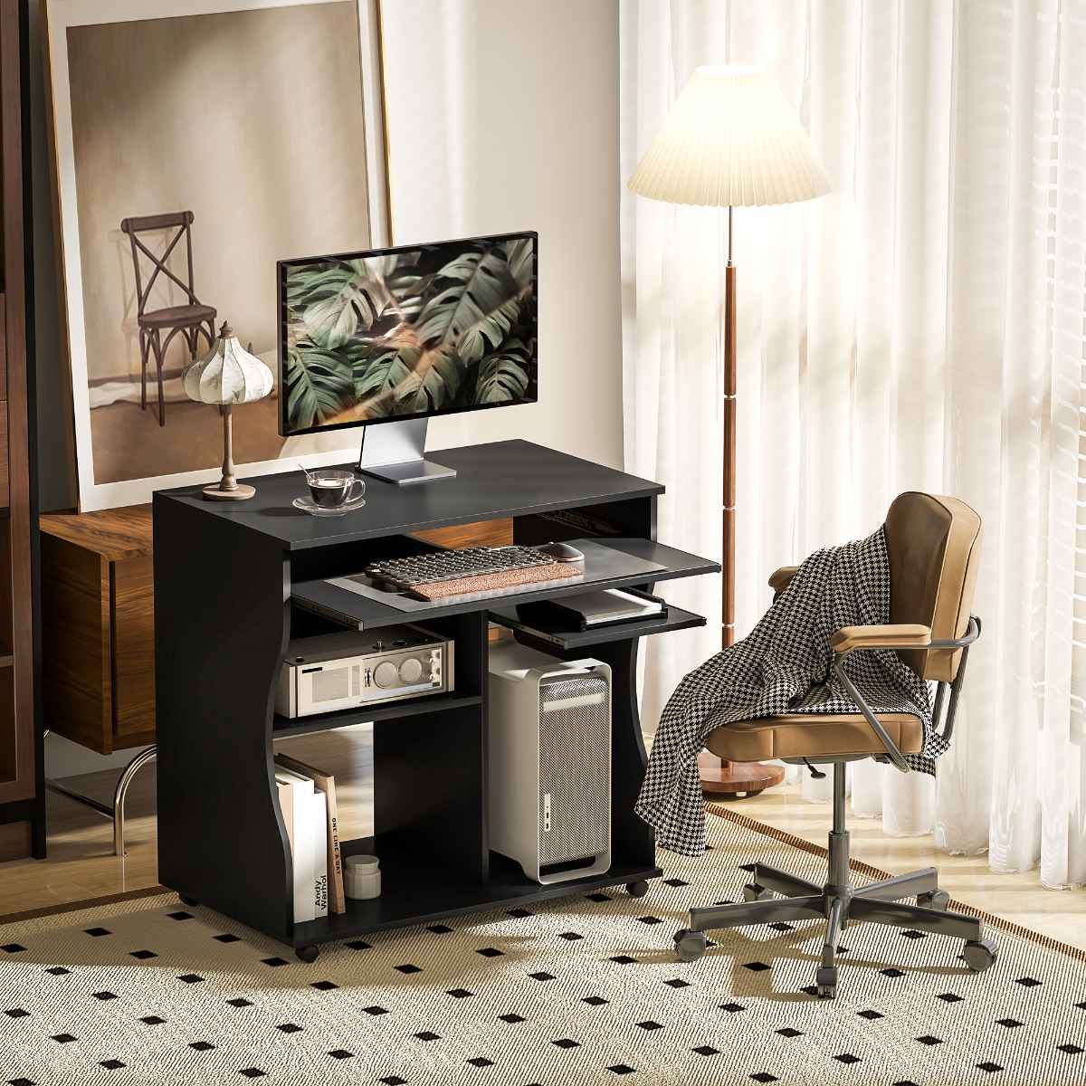 Schwarzer Computertisch mit Monitor, Tastatur, Turm. Ein Stuhl, ein Teppich und Kunstwerke sind ebenfalls im Bild.
