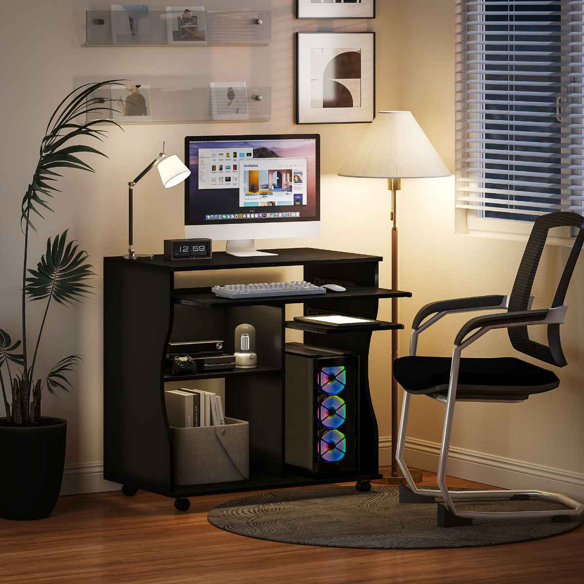 Ein Schreibtisch mit Computer, Lampe und Stuhl. Das Fenster hat Jalousien.