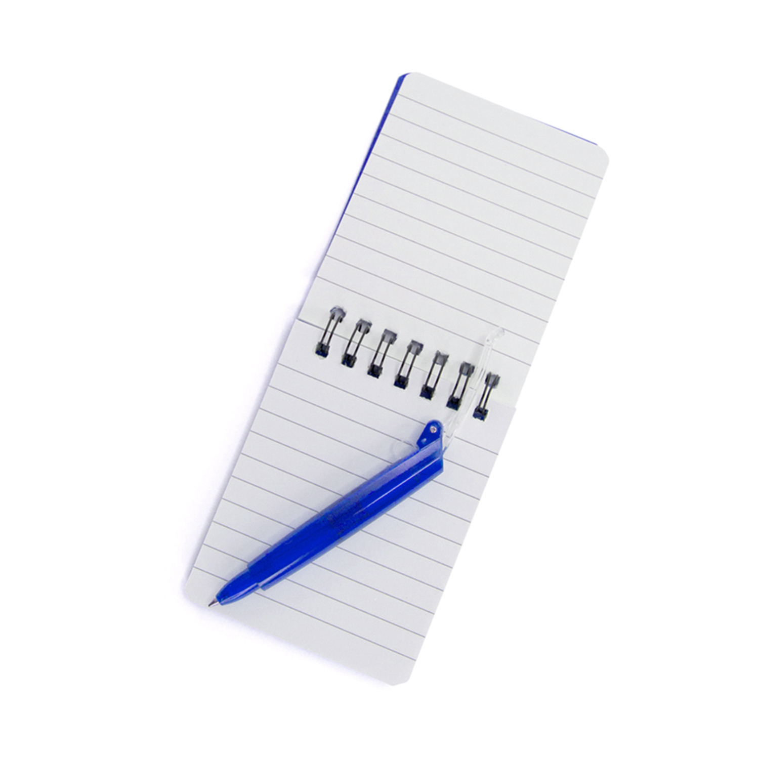 Ein blaues Spiralnotizbuch mit einem blauen Stift, der in die Spiralbindung geklemmt ist, auf einer weißen Oberfläche.