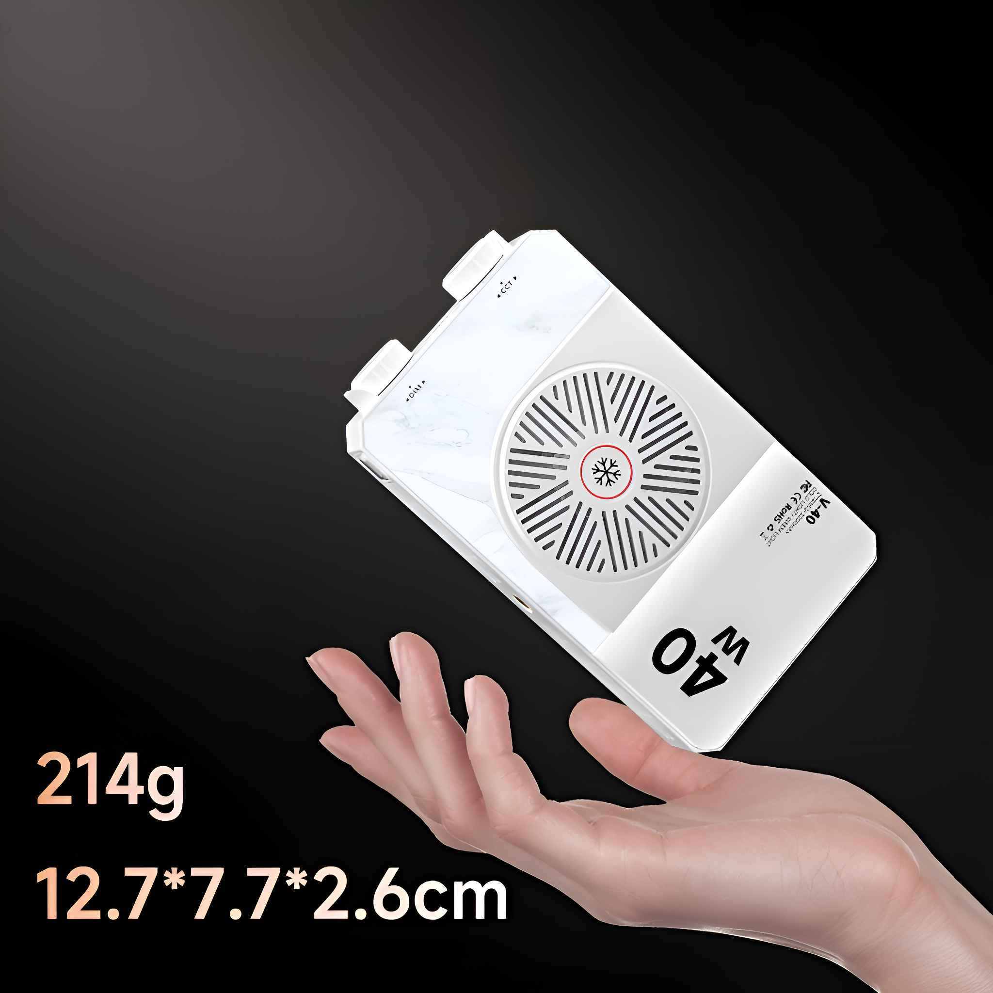 Ein kleines weißes Gerät mit Ventilator, eine Hand hält es. Text: 214g, 12.7*7.7*2.6cm, 40W.
