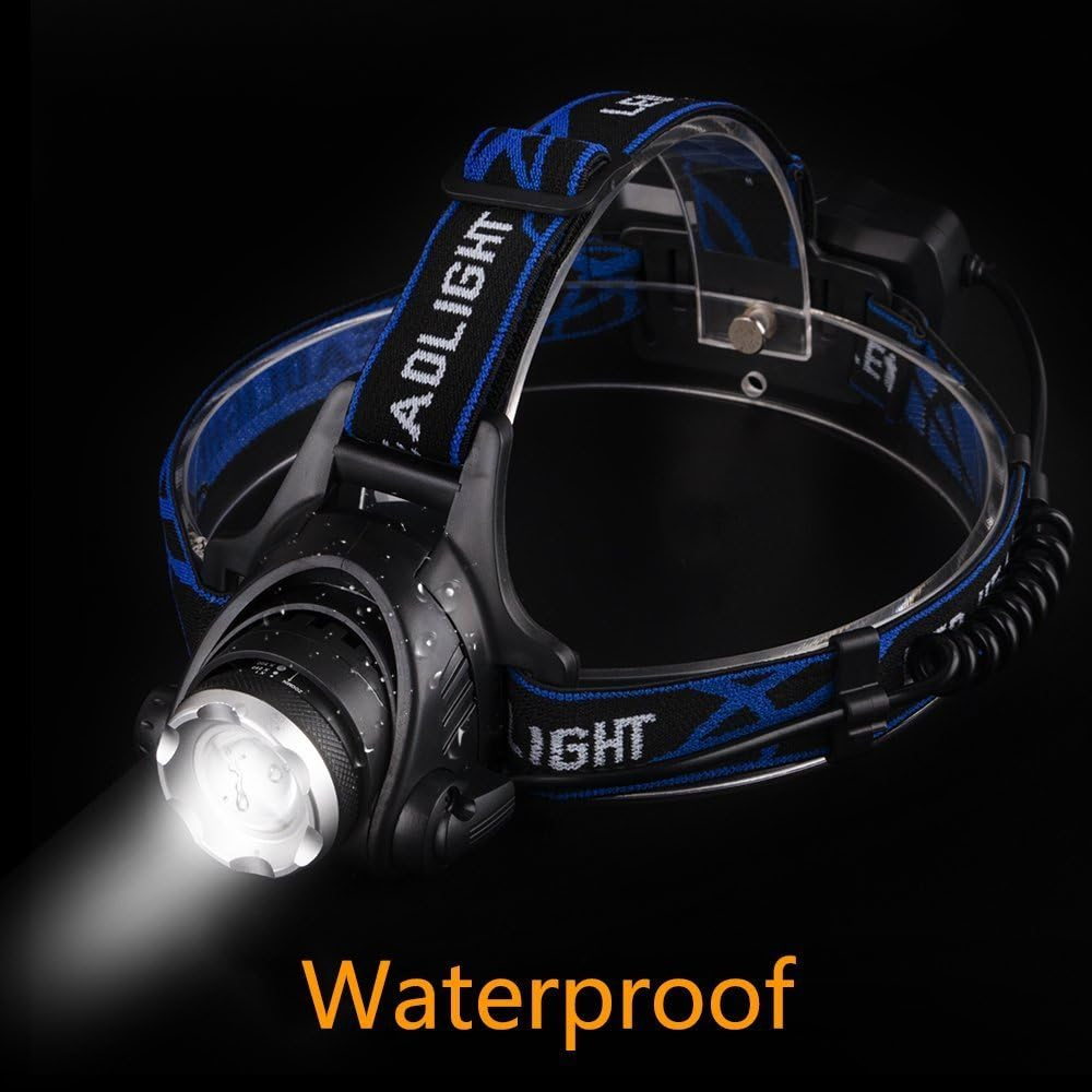 Eine schwarze Stirnlampe mit blauen Riemen, die das Wort 'ADLIGHT' zeigt. Die Lampe ist wasserdicht.