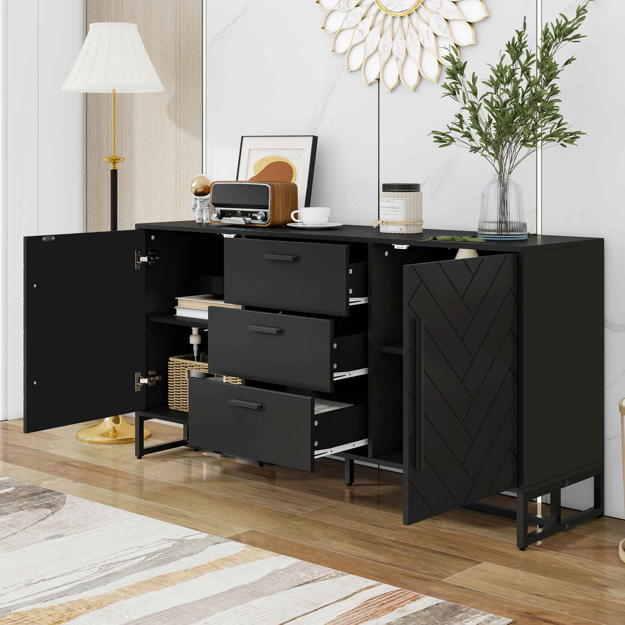 Schwarzer Schrank mit geöffneten Türen, mit Schubladen und Regalen. Deko und Lampe oben.