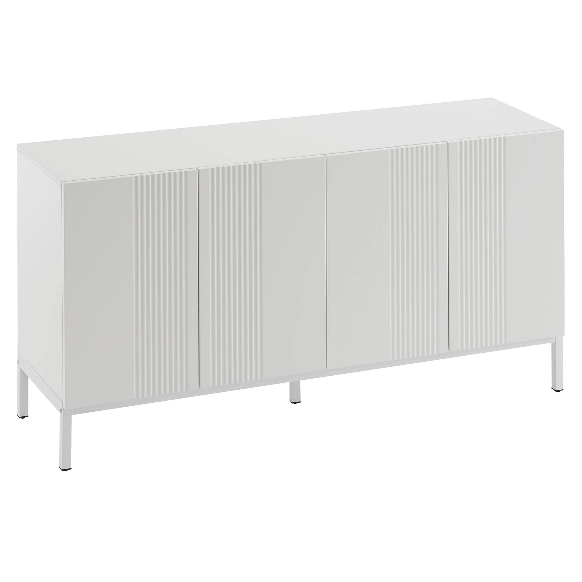 Weißes Sideboard mit vier Türen, vertikalen Rillen und einem Metallbein. Die Türen sind geschlossen.