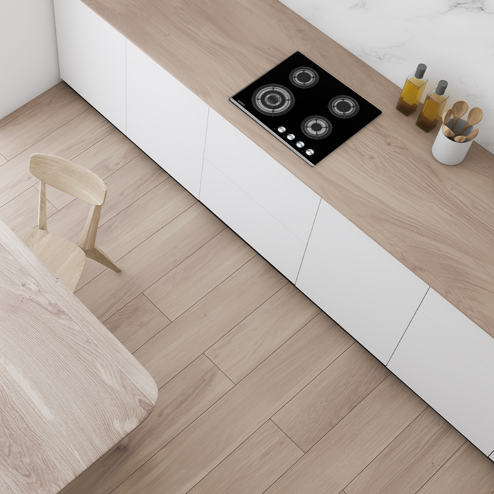 Una escena de cocina con encimera de madera, estufa y silla. Hay utensilios y aceite.