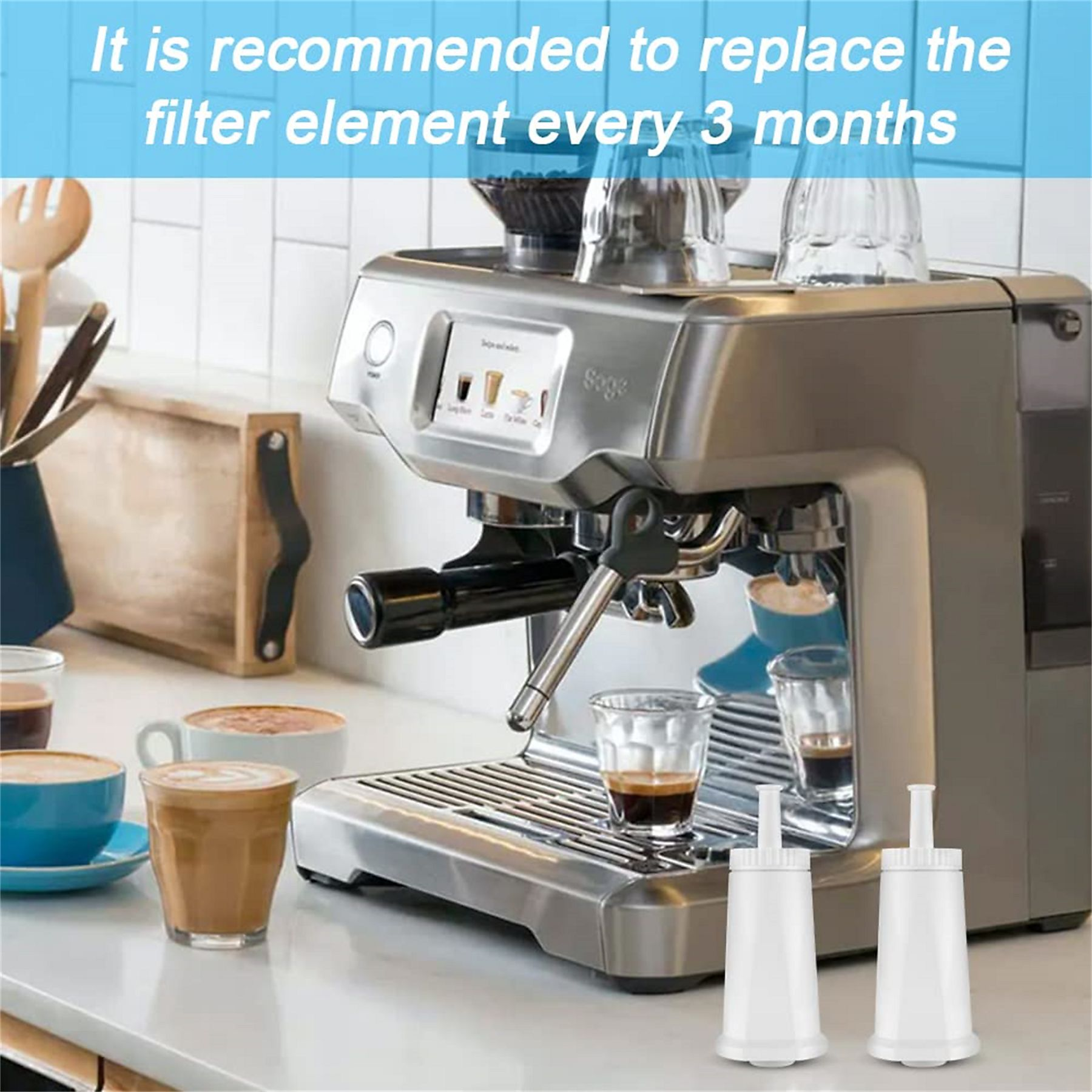 Eine Kaffeemaschine mit zwei weißen Wasserfiltern und zwei Tassen Kaffee auf einem Tisch.