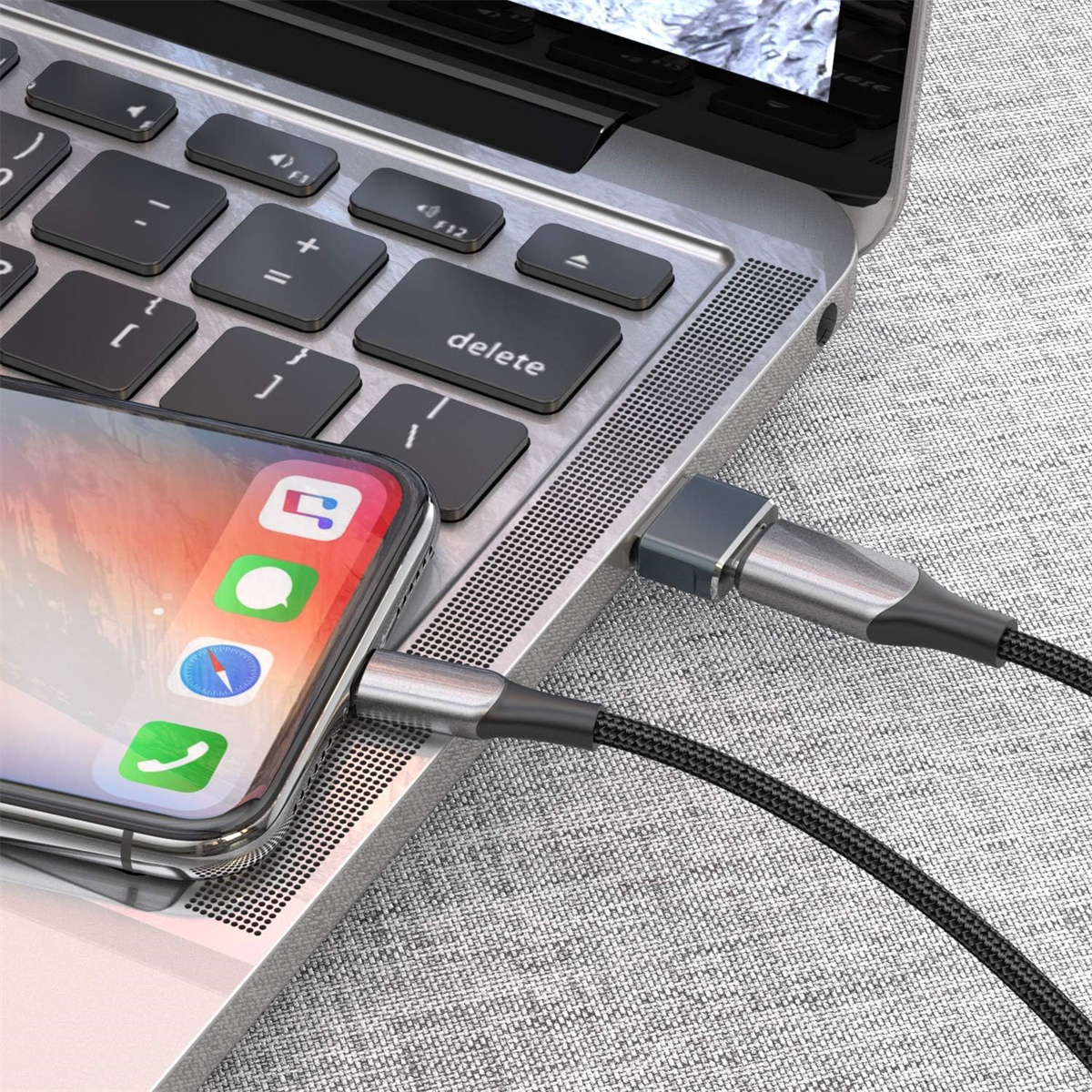Ein Telefon, das mit einem USB-C-Kabel mit einem Laptop verbunden ist. Das Kabel ist am Telefon angeschlossen.