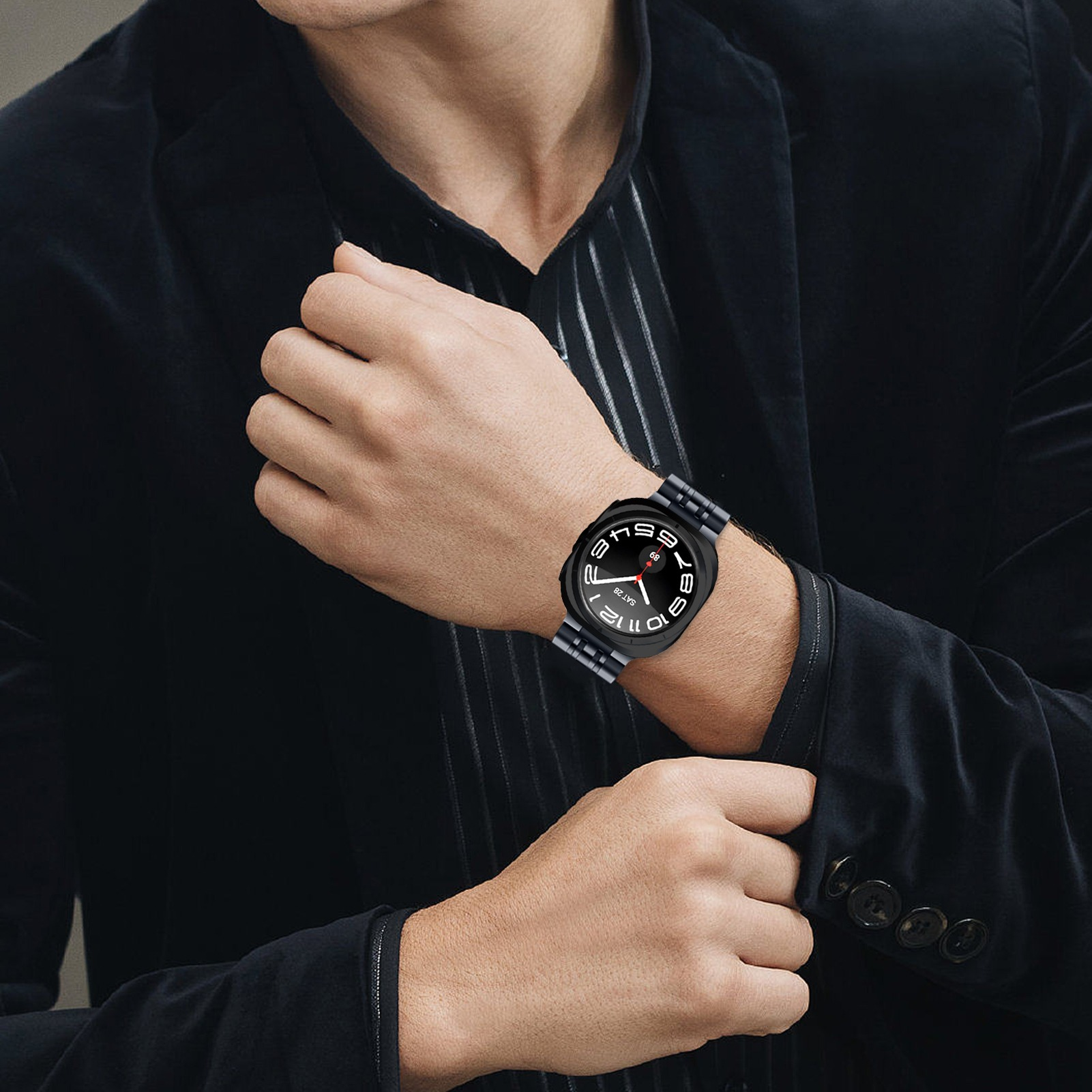 Uomo che indossa un orologio nero. Il quadrante ha numeri bianchi e il cinturino è nero.