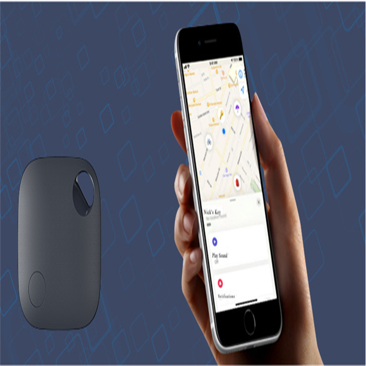 Smartphone mit Anhänger. Anhänger ist grau und neben dem Telefon. Blauer Hintergrund.