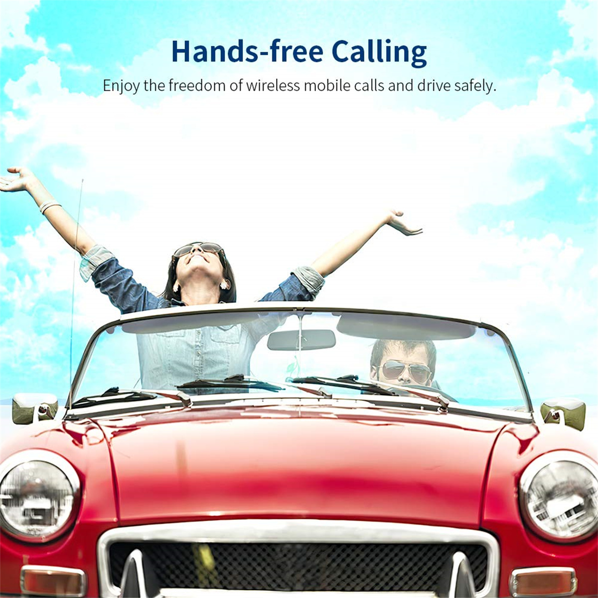 Ein Paar in einem roten Cabrio. Die Frau hebt die Arme. Der Himmel ist blau.
