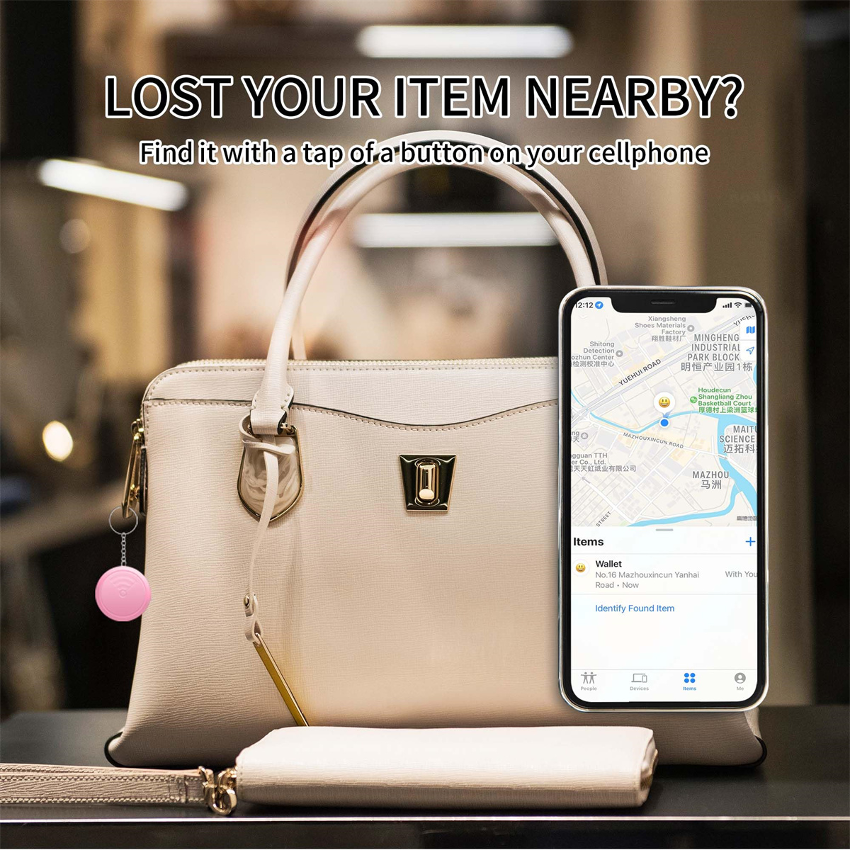 Pinker Tracker an einer Handtasche befestigt, mit einem Telefon, das eine Karte zeigt.