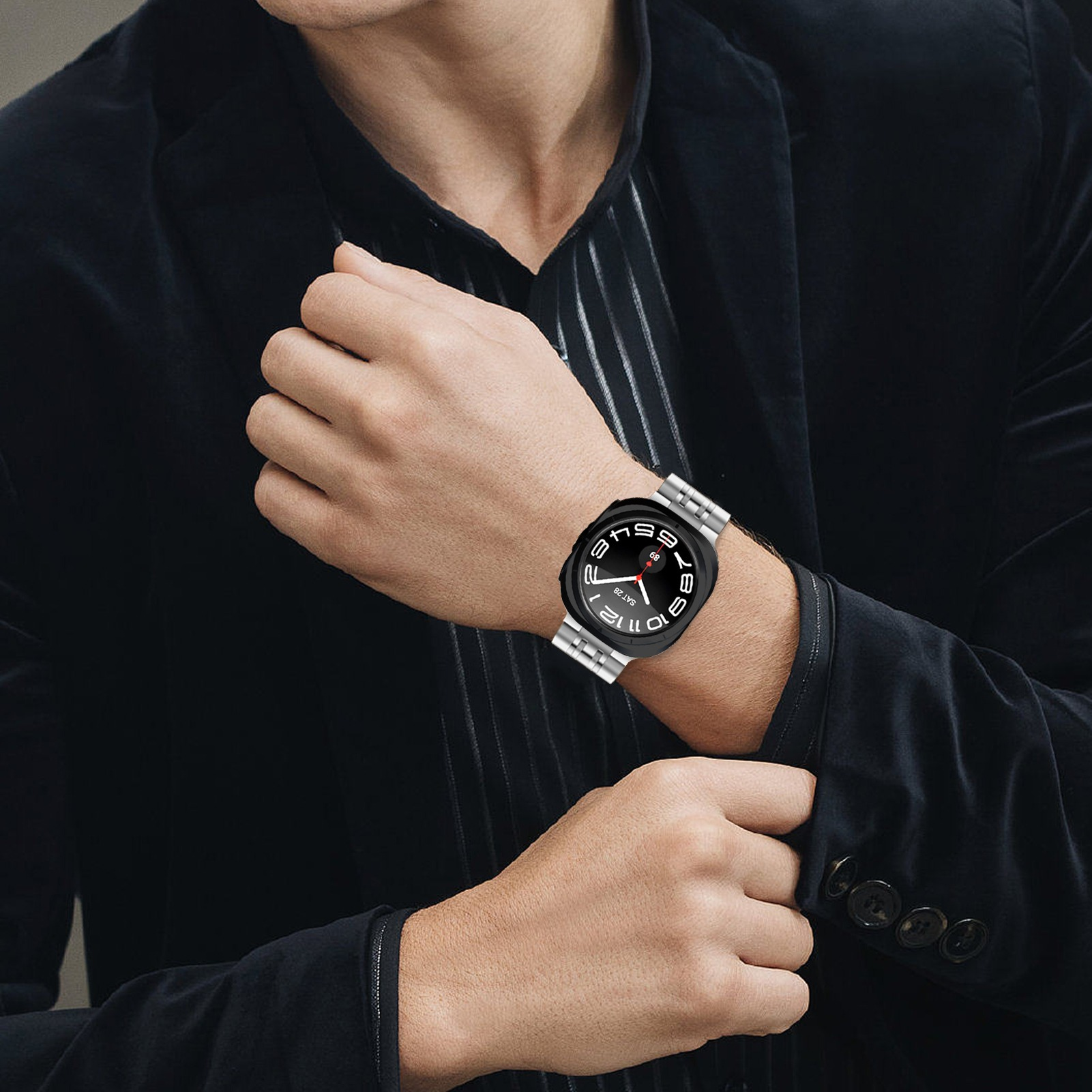 Un uomo con un blazer nero indossa uno smartwatch sul polso sinistro.