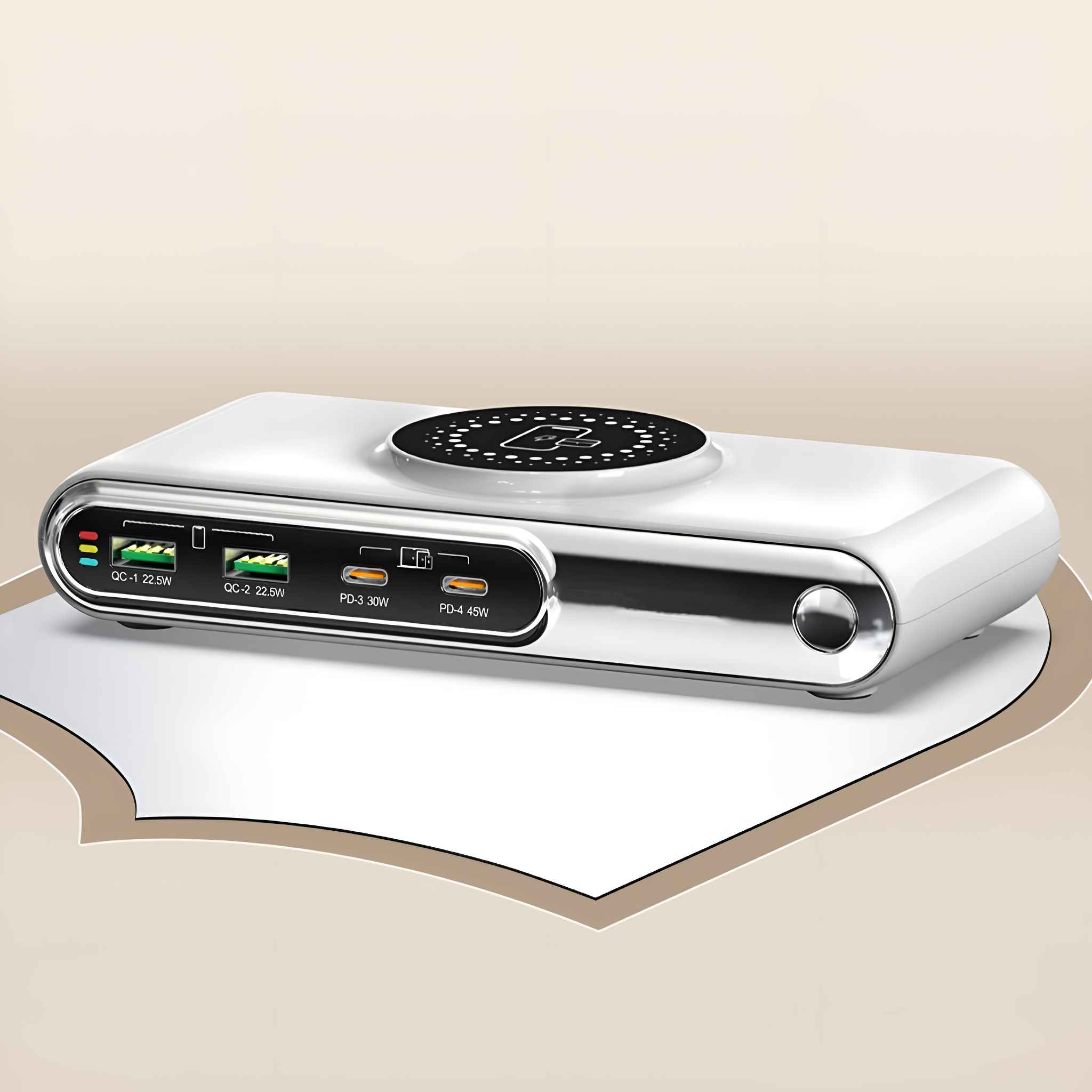 Weißes Ladepad mit USB-Anschlüssen und einem kabellosen Ladebereich, mit Fokus auf die Ladeanschlüsse.