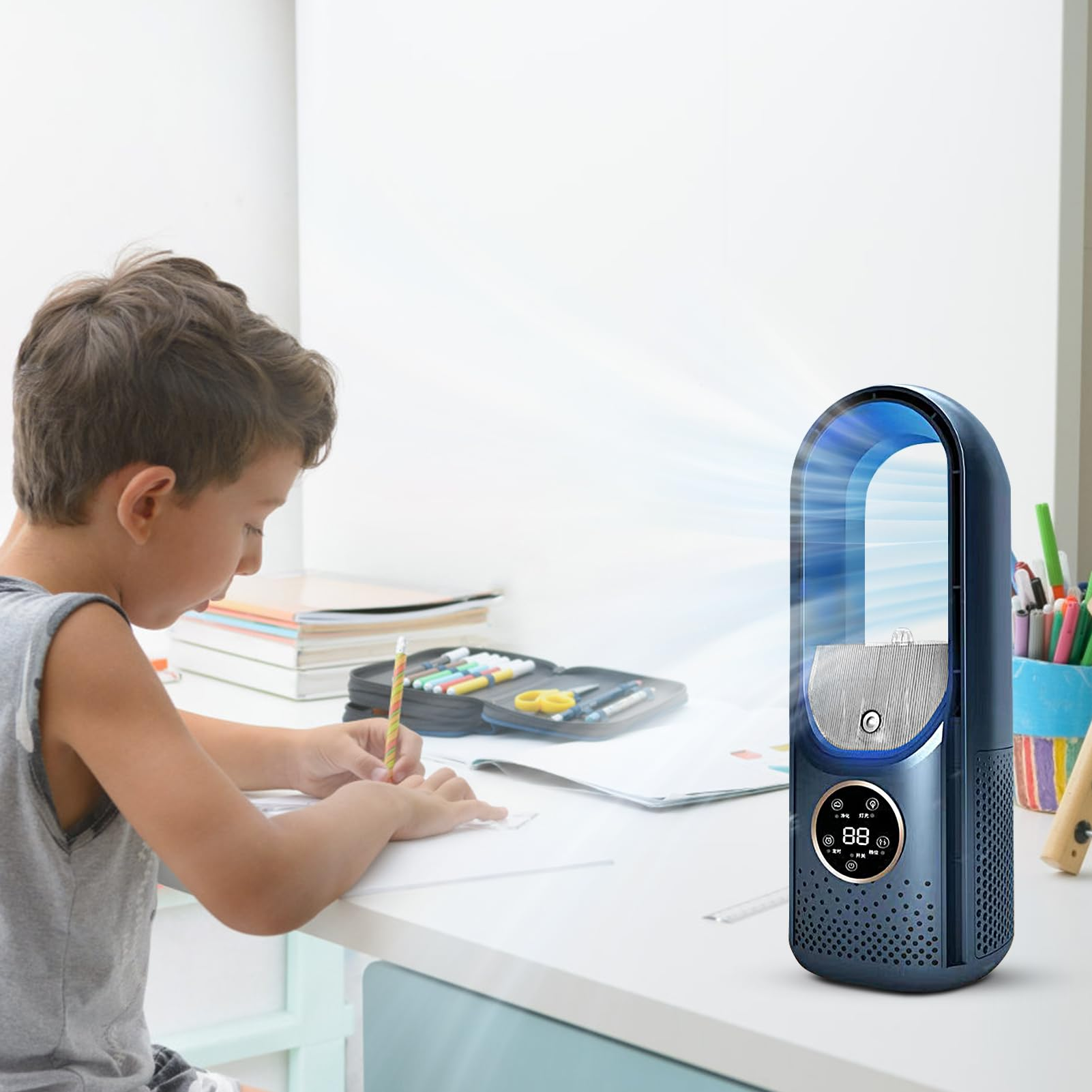 Ein Junge sitzt am Tisch und zeichnet. Neben ihm steht ein blauer Luftreiniger mit digitaler Anzeige.