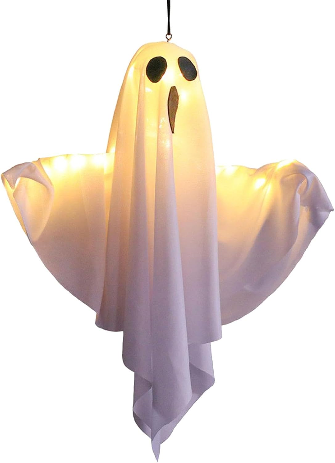 Eine weiße Geisterdekoration mit schwarzem Gesicht, die in der Luft hängt. Der Geist hat ein helles Licht auf seinem Körper.