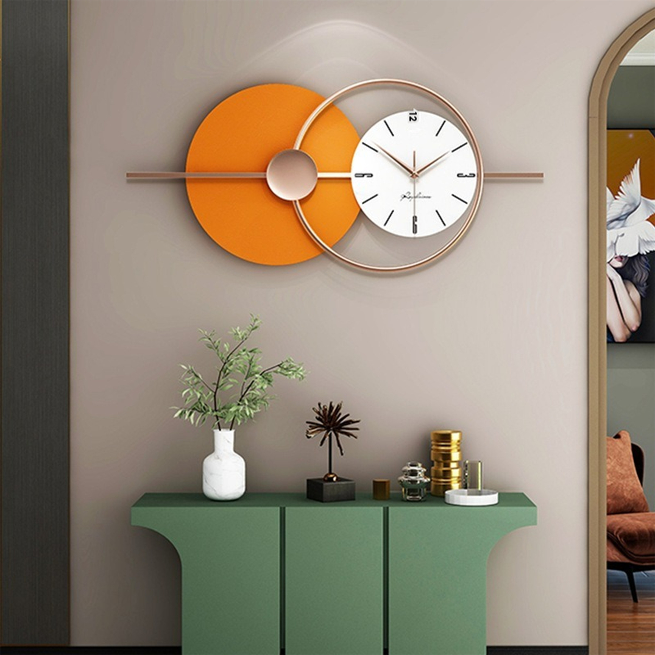Eine Wanduhr mit einem orangefarbenen Kreis und einem weißen Zifferblatt. Ein Schrank und eine Pflanze darunter.