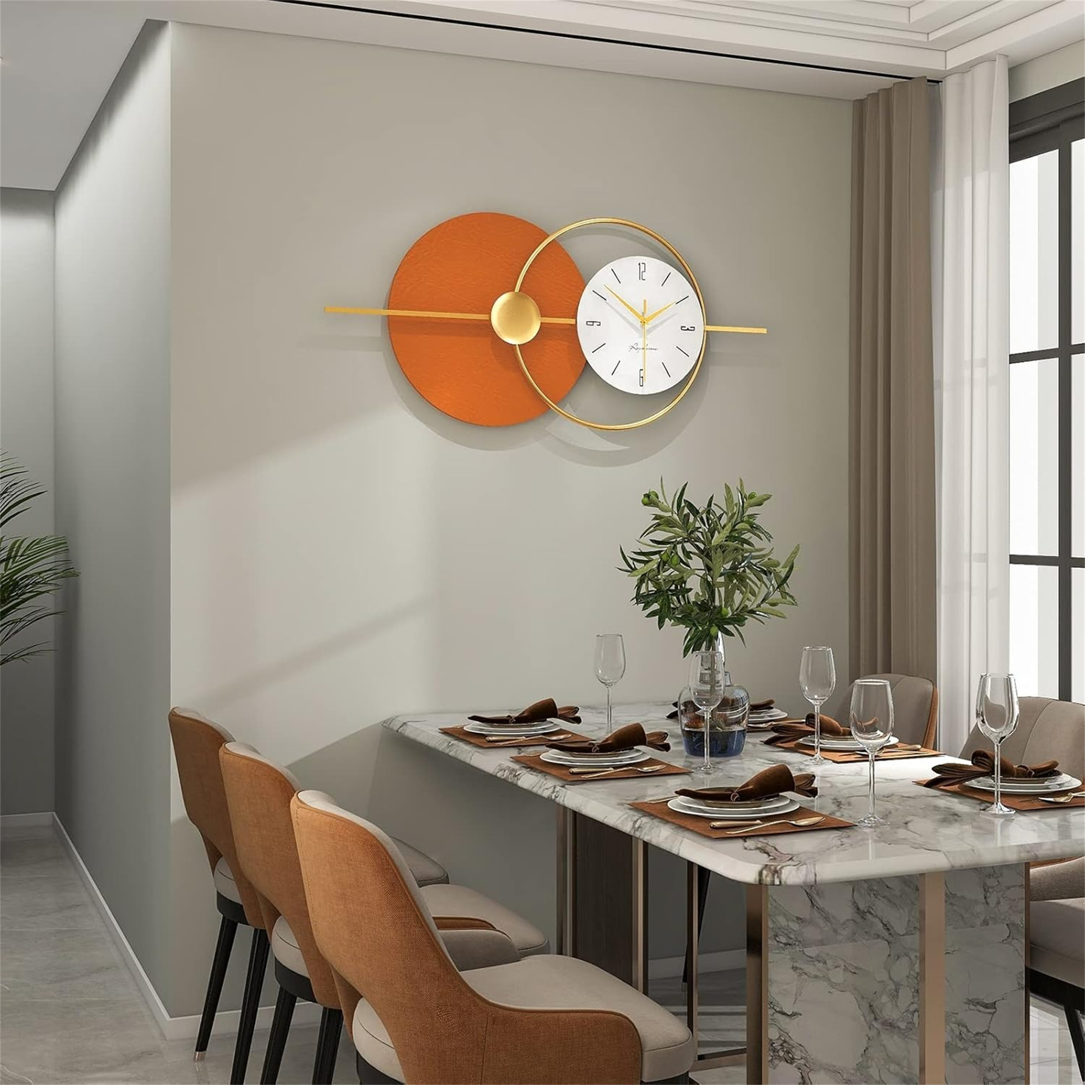 Ein Esszimmer mit einer modernen Wanduhr, einem Marmortisch, Stühlen und einer Vase mit Pflanzen auf dem Tisch.