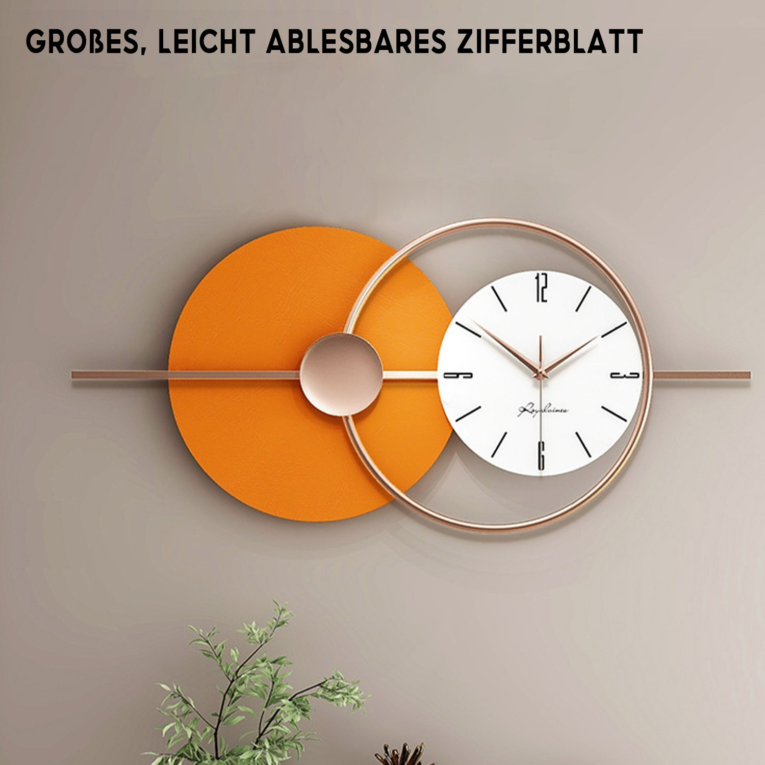 Eine Wanduhr mit orangefarbenem Kreis und weißem Zifferblatt. Der Text 'GROBES, LEICHT ABLESBARES ZIFFERBLATT' ist vorhanden.