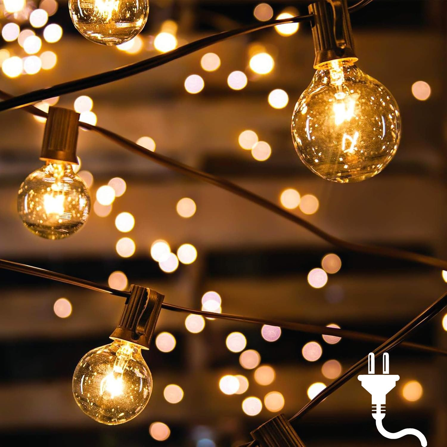 Nahaufnahme von Lichterketten mit runden Glühbirnen, ein warmes Leuchten. Bokeh-Effekt im Hintergrund. Ein Stecker-Symbol.