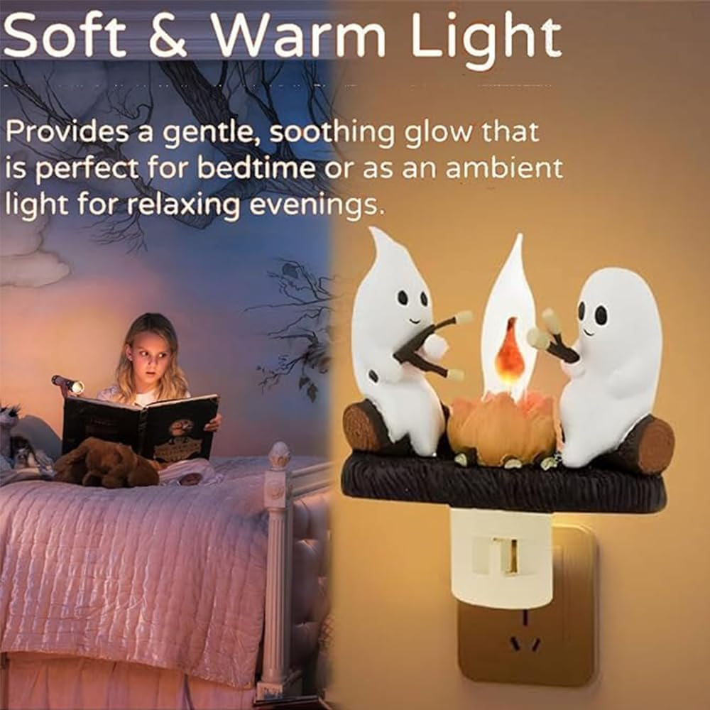 Ein Mädchen liest im Bett, ein Nachtlicht mit zwei Geisterfiguren am Lagerfeuer.