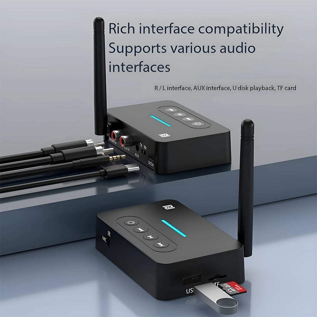 Zwei schwarze Geräte mit Antennen und einigen Kabeln. Ein Gerät hat einen USB- und TF-Anschluss, das andere R/L.